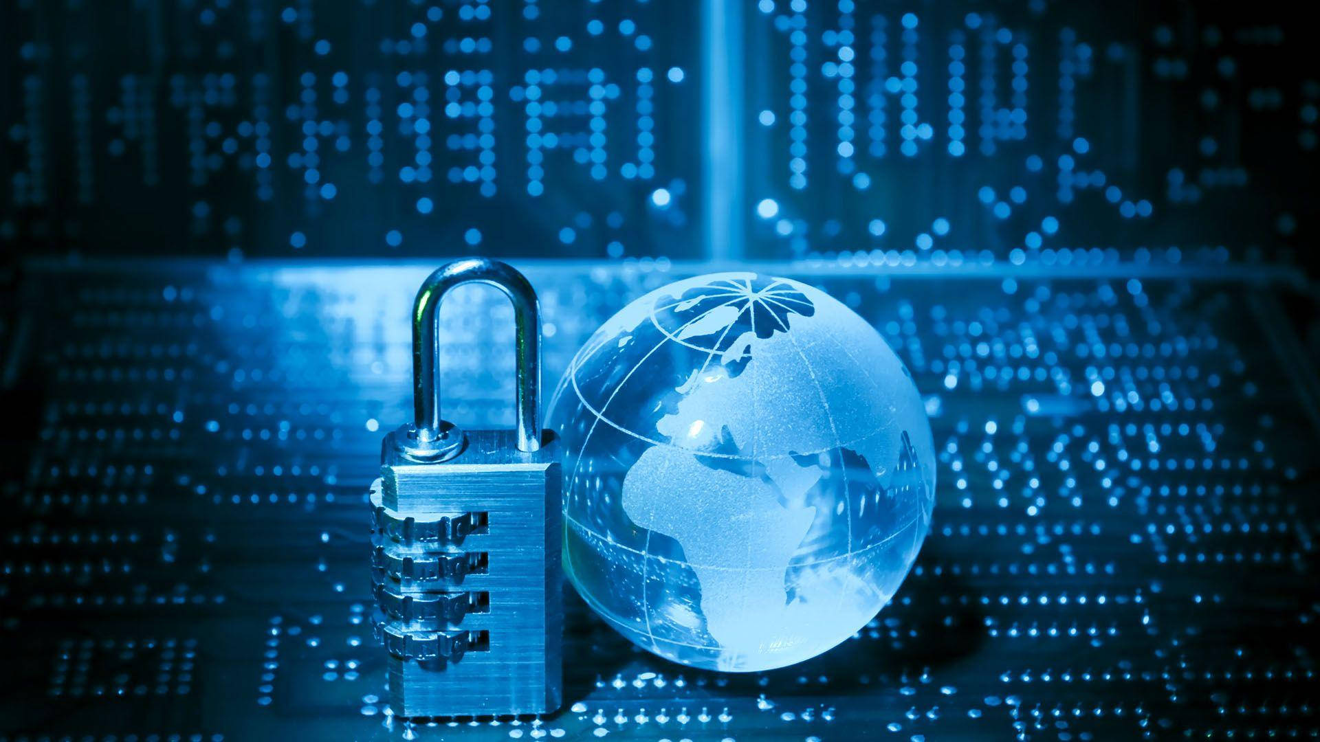security 桌布 壁紙 — 一個金屬掛鎖保護著一個發光的地球儀，背景是藍色數位電路。