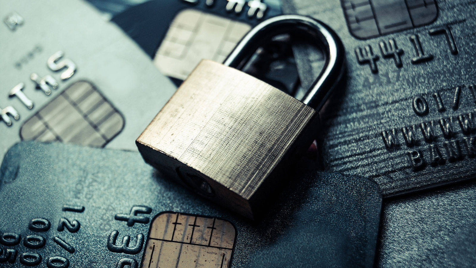 Credit Card 桌布 壁紙 — 一個金屬掛鎖放在一堆信用卡上，強調金融安全和數位保護。