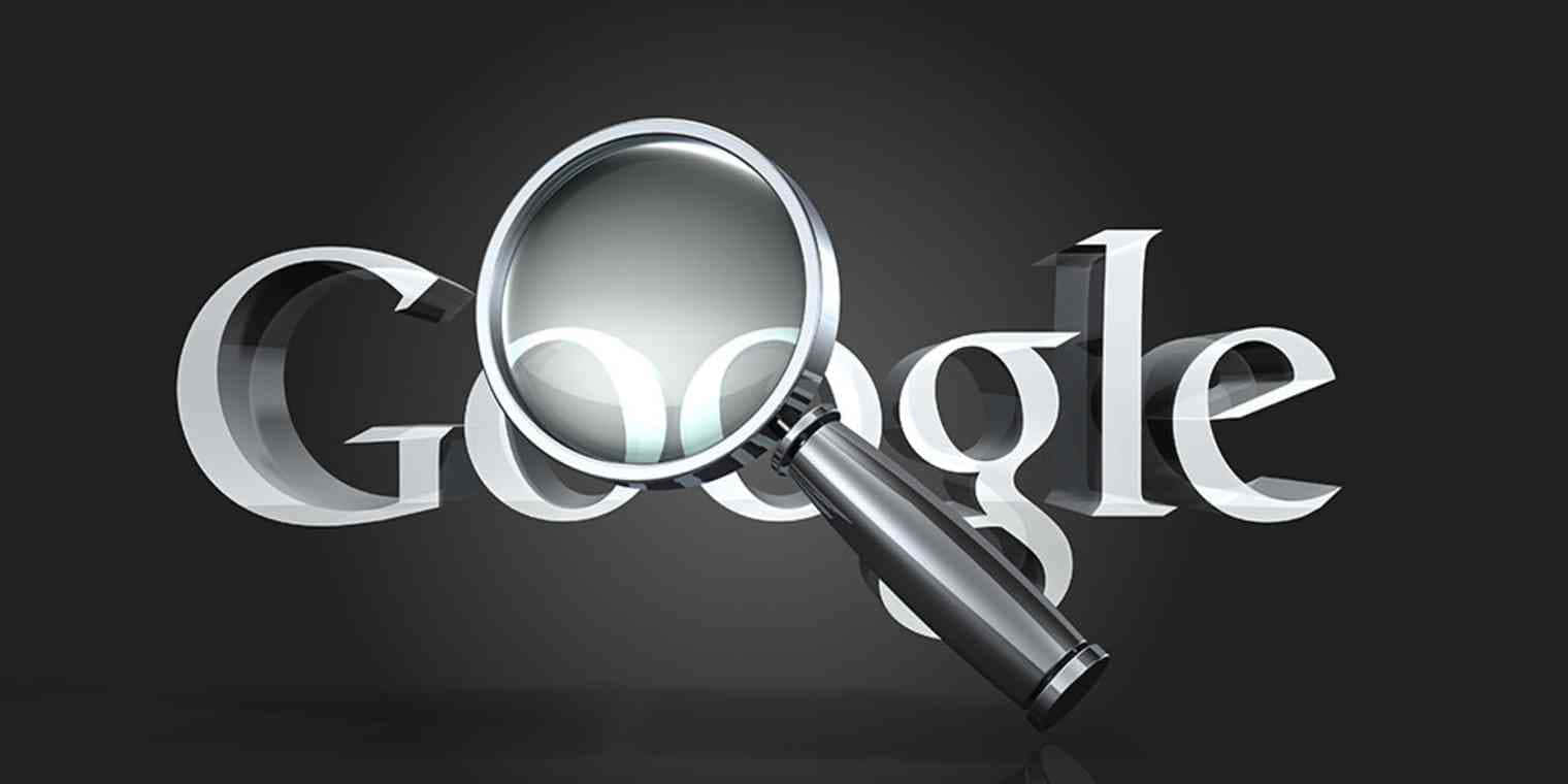 google 桌布 壁紙 — 一個金屬放大鏡放在3D Google標誌上，背景為深色漸變。
