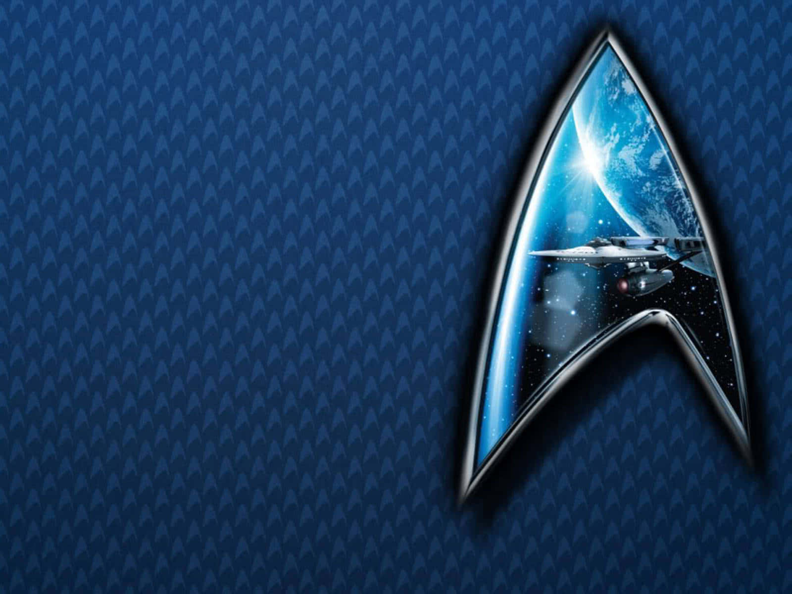 Starship 桌布 壁紙 — 一個金屬星際艦隊徽章框住一艘星艦，在星光背景下飛近一顆發光的藍色行星。