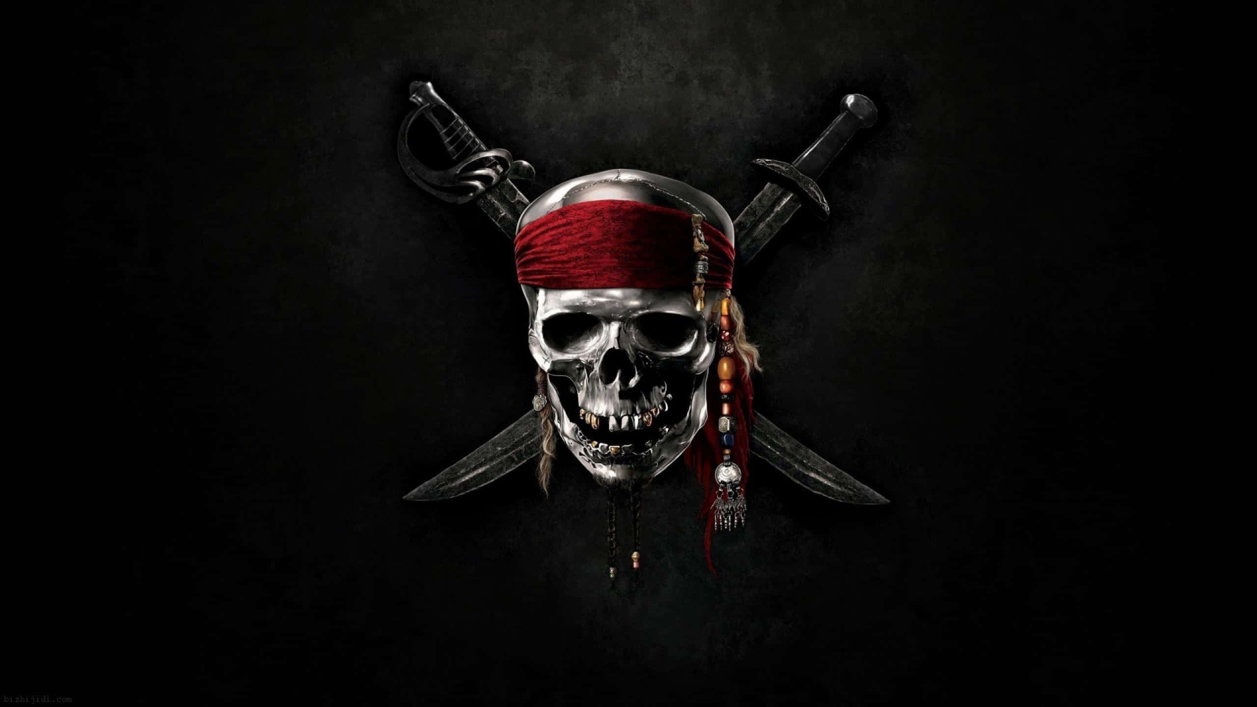 3d Skull 桌布 壁紙 — 一個金屬海盜頭骨，戴著紅色頭巾和珠子，懸掛在兩把交叉的劍之間，背景是深色紋理。