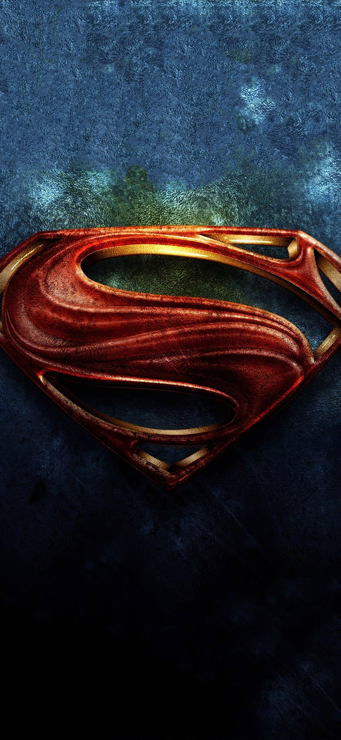 superman symbol iPhone 桌布 壁紙 — 一個金屬紅色和金色的超人標誌在帶有紋理的深藍色和綠色背景上閃耀。