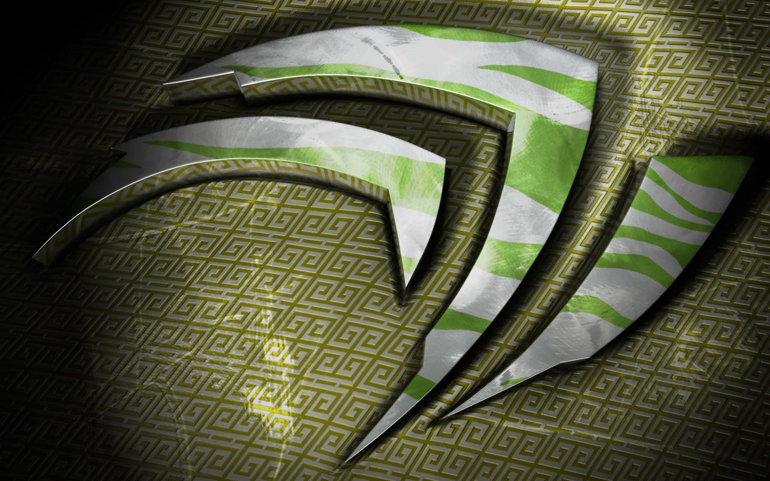 nvidia 桌布 壁紙 — 一個金屬綠色和銀色的爪標誌在深金色幾何圖案背景上發光。