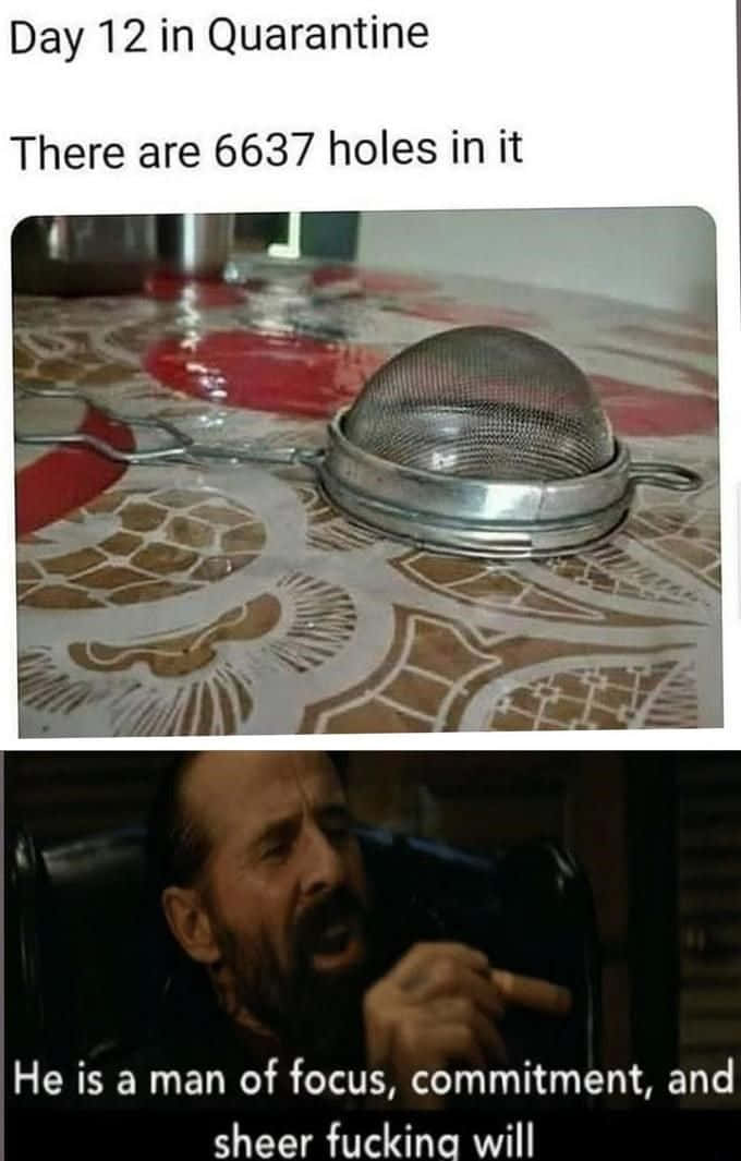 Memes 桌布 壁紙 — 一個金屬茶漏放在有圖案的桌布上，上方是一個關於洞口的男人在叫喊的迷因。