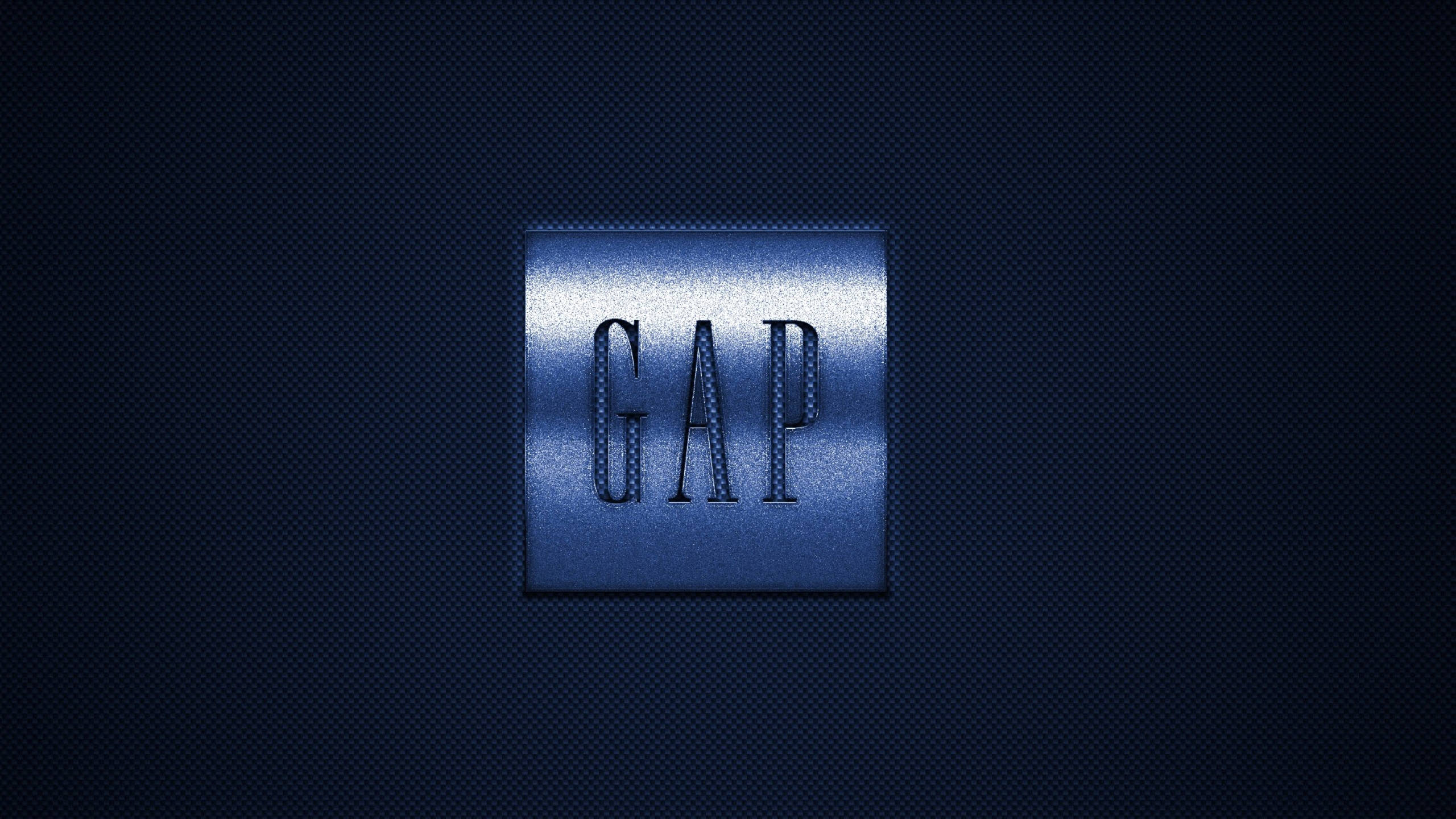 Gap 桌布 壁紙 — 一個金屬藍色GAP標誌，帶有縫線字母，居中在深色紋理背景上。