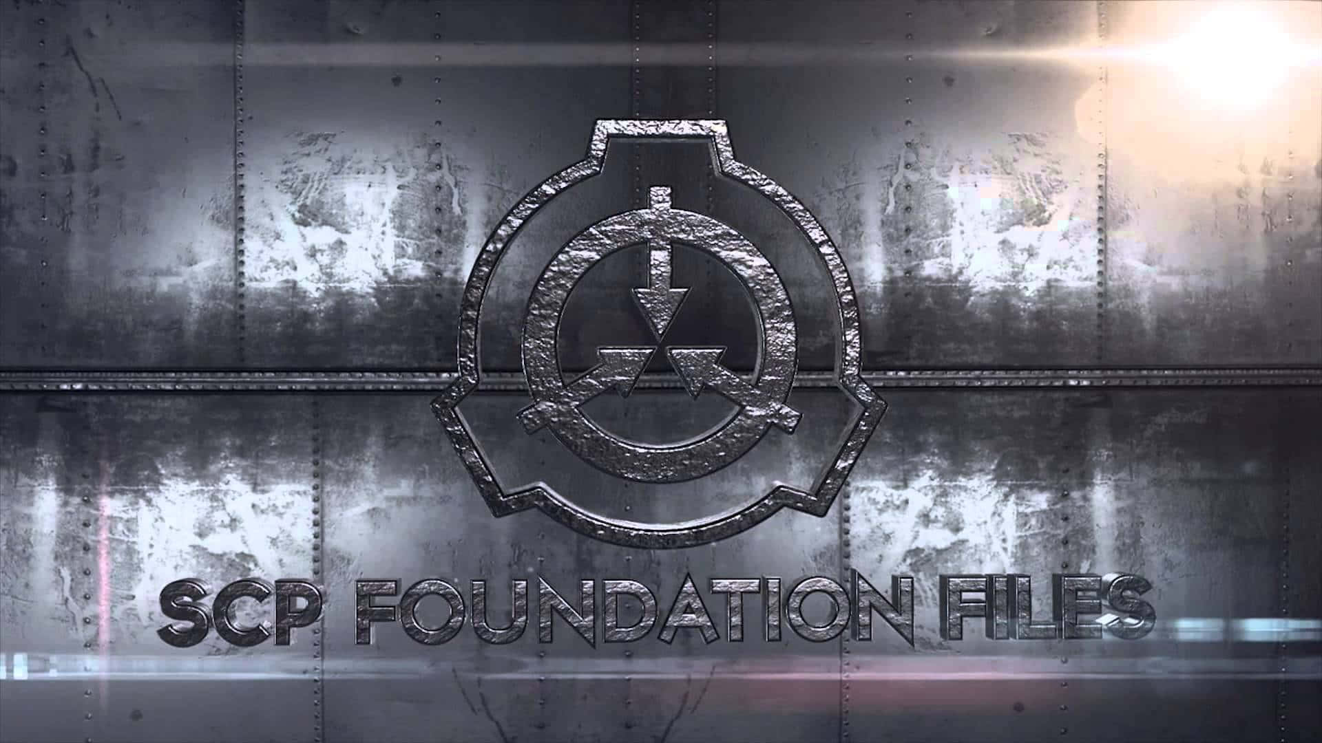 SCP 桌布 壁紙 — 一個金屬製的SCP Foundation標誌蝕刻在風化的鋼牆上，帶有發光的條紋。
