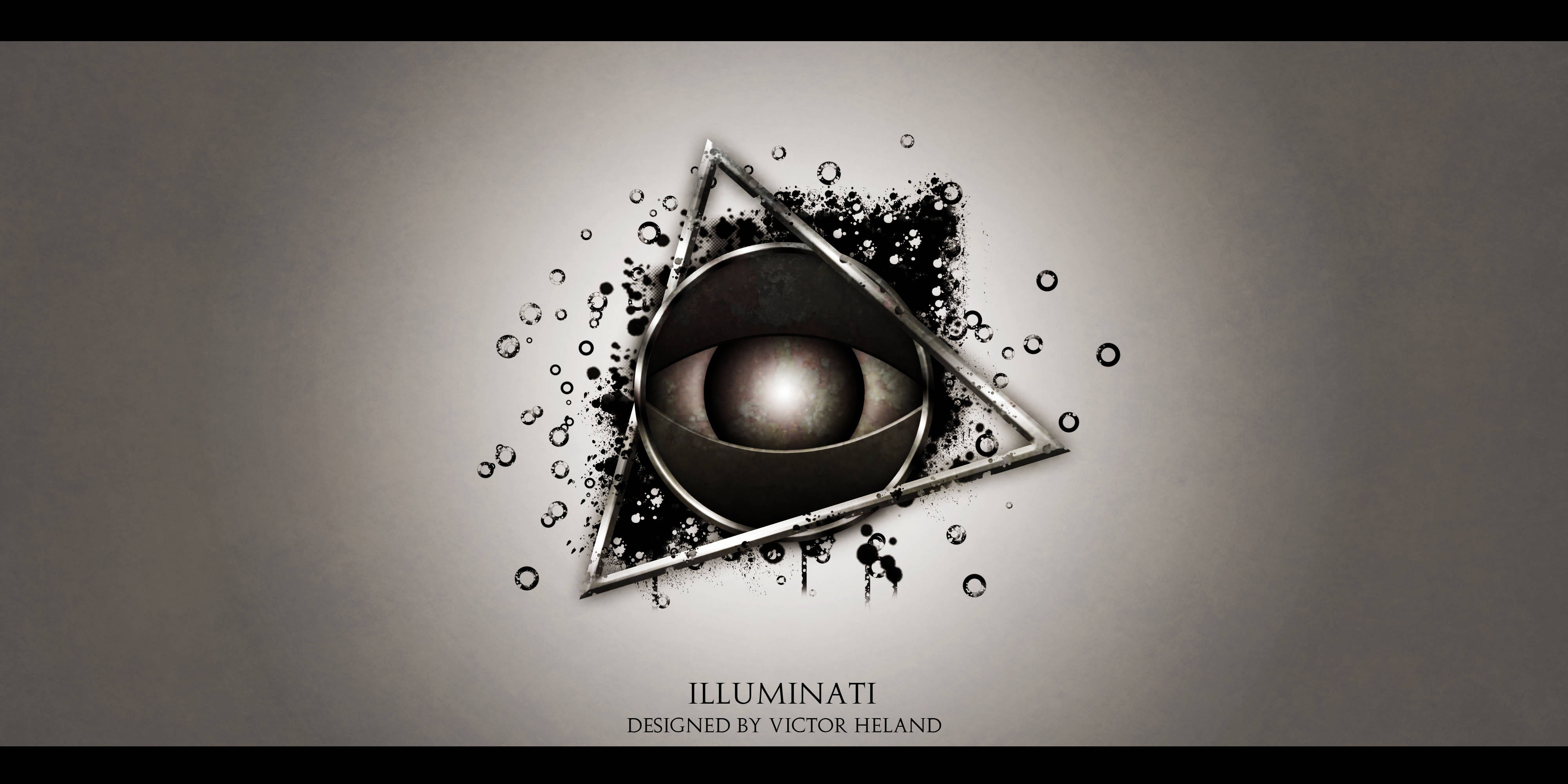 illuminati 桌布 壁紙 — 一個金屬製的全視之眼在一個三角形內，濺滿墨水和氣泡，背景為灰色。