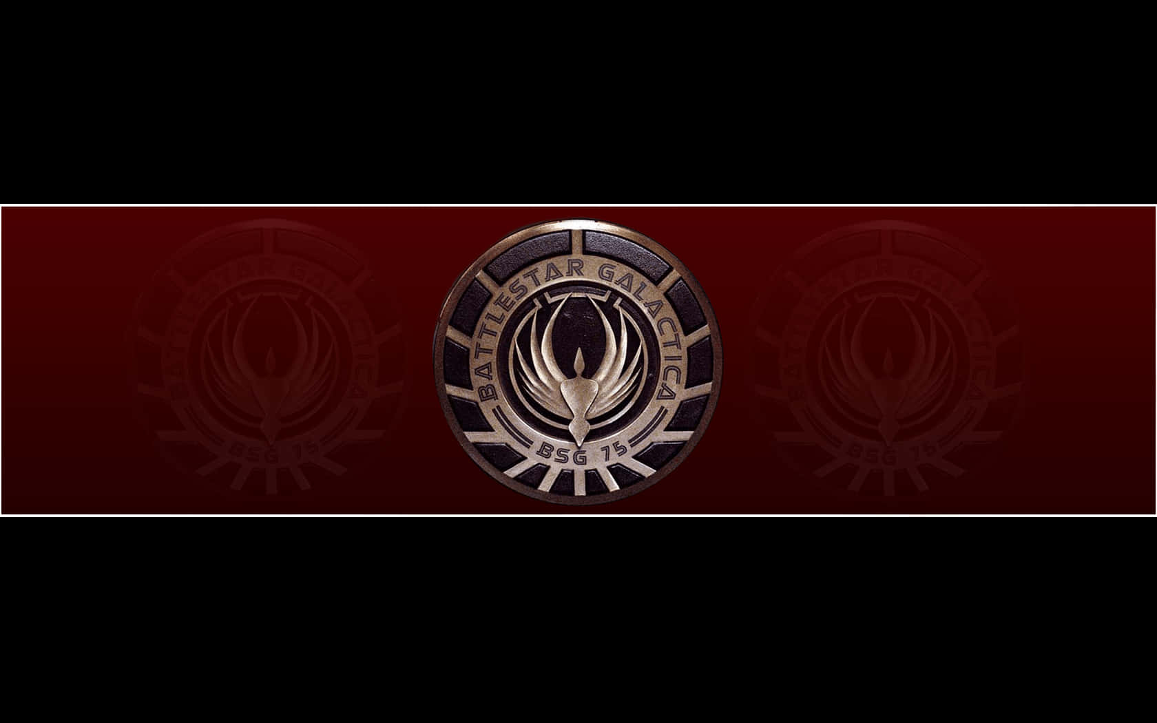 battlestar galactica 桌布 壁紙 — 一個金屬質感的《星際大爭霸》標誌，居中於深紅色漸變背景上，帶有模糊的鏡像標誌。