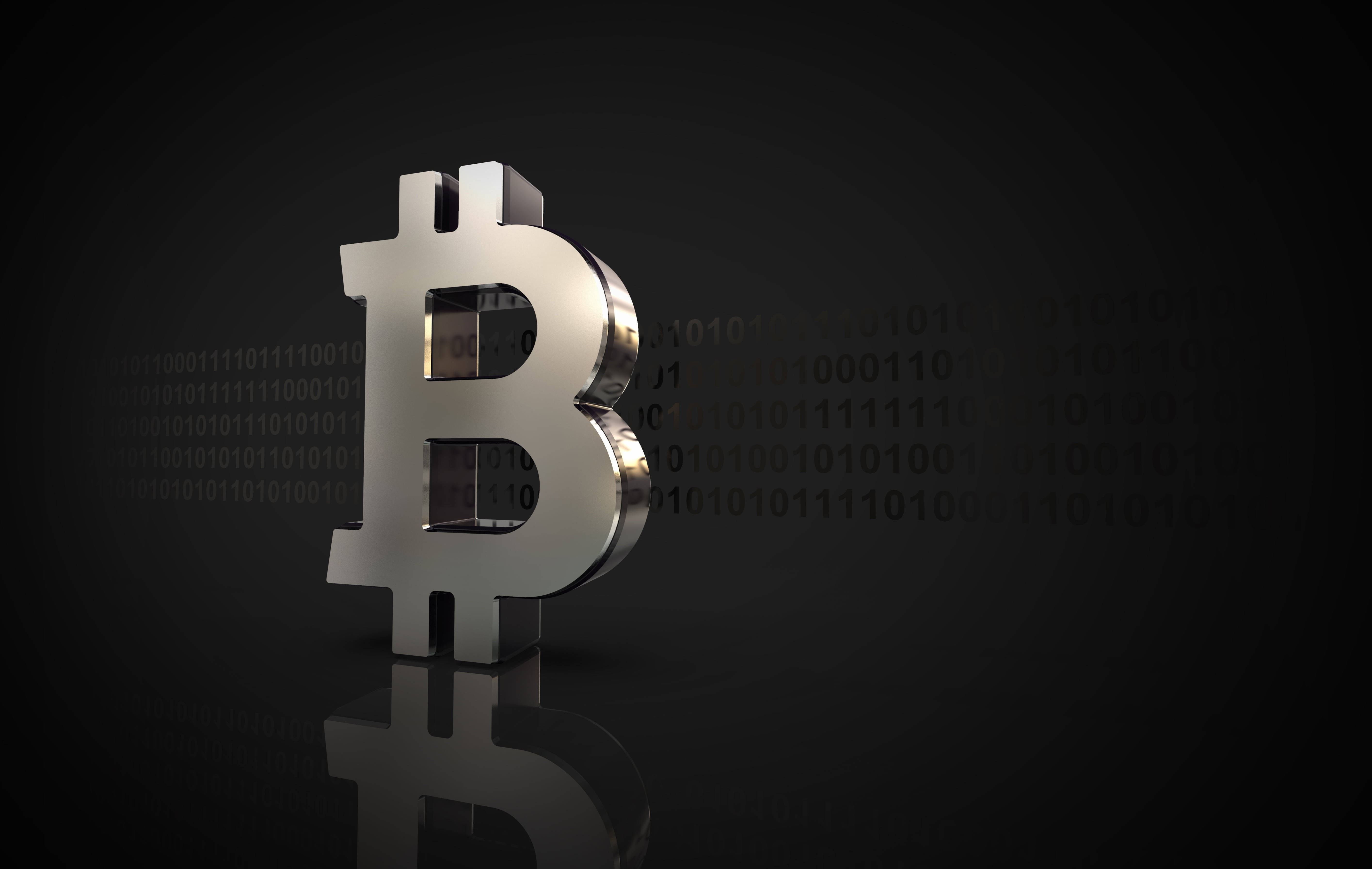 Cryptocurrency 桌布 壁紙 — 一個金屬質感的3D比特幣標誌在黑暗背景中閃耀，背後有微弱的二進制代碼漂浮。