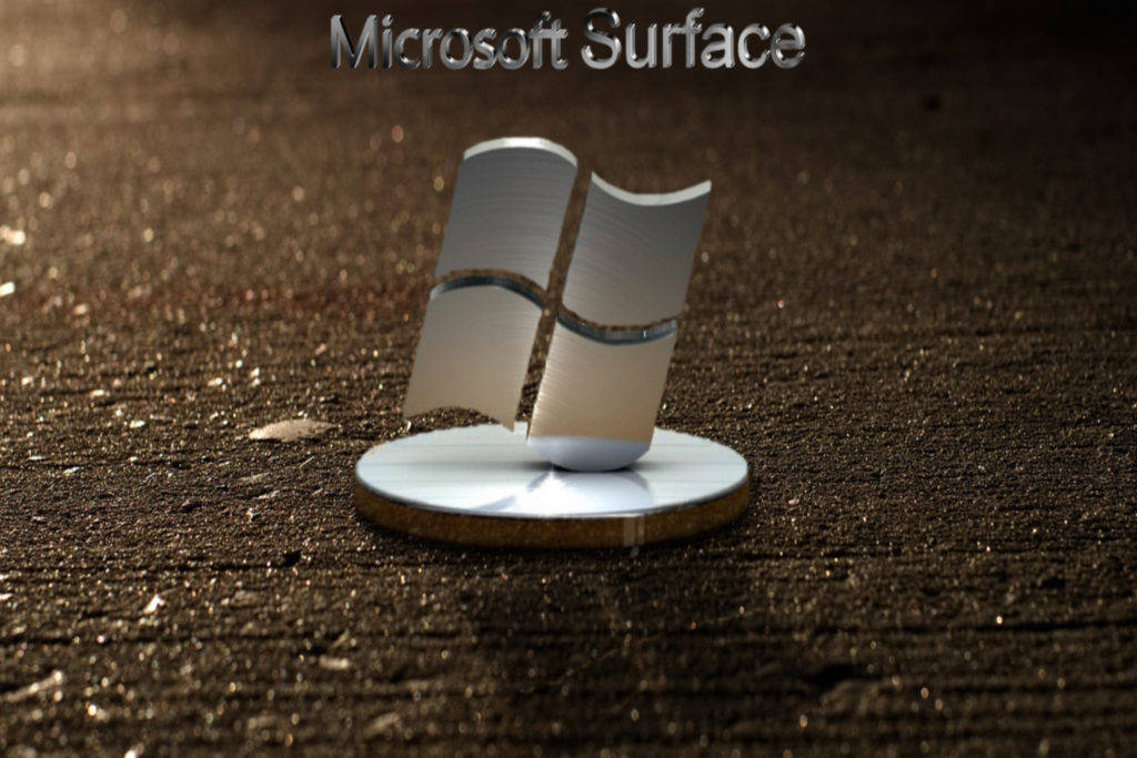 3D 桌布 壁紙 — 一個金屬質感的Microsoft Surface標誌雕塑，立於紋理深色地面上，帶有溫暖光線和淺景深。
