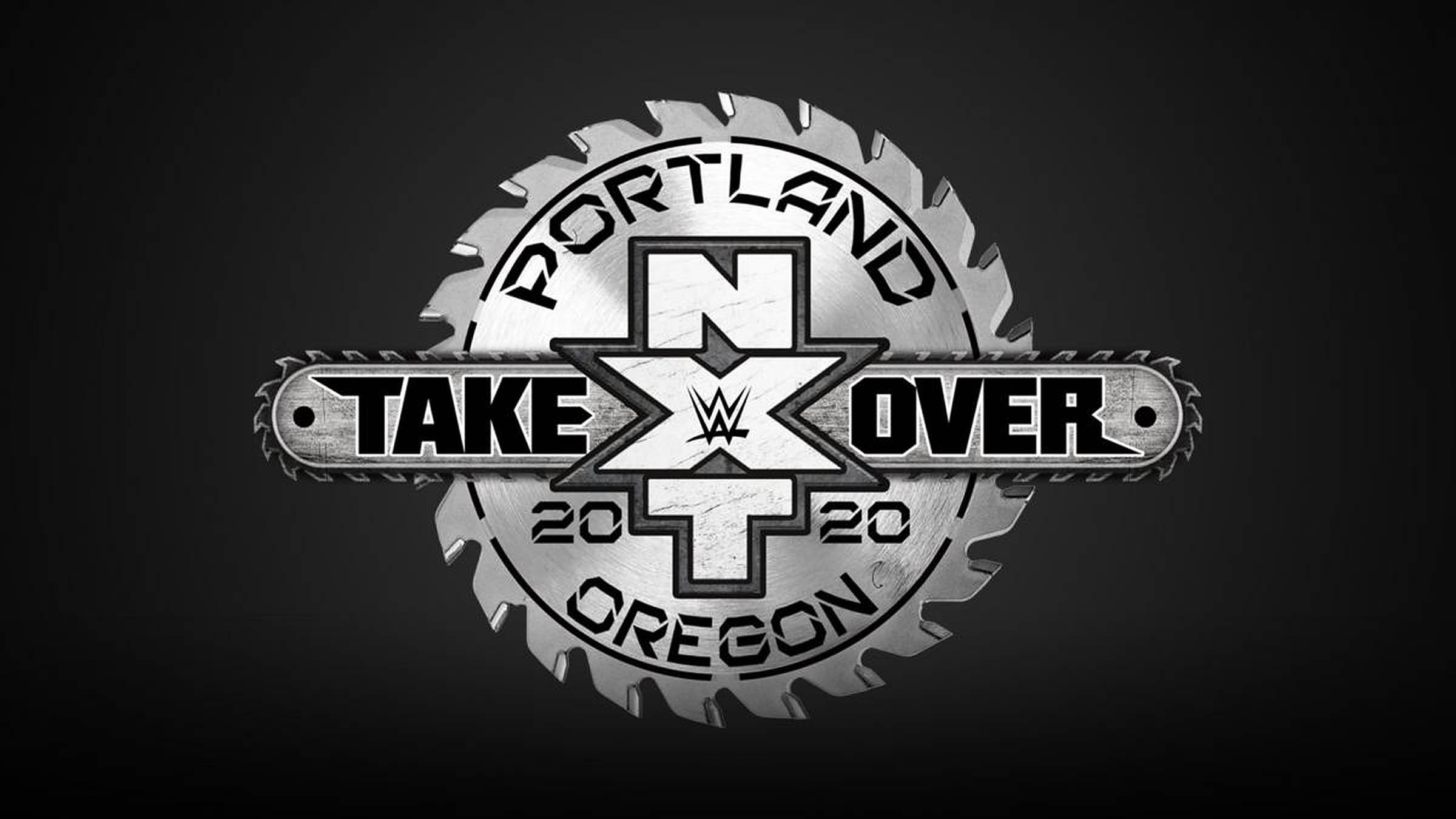 nxt 桌布 壁紙 — 一個金屬質感的WWE TakeOver標誌，帶有圓鋸片設計，置於深灰色背景上。