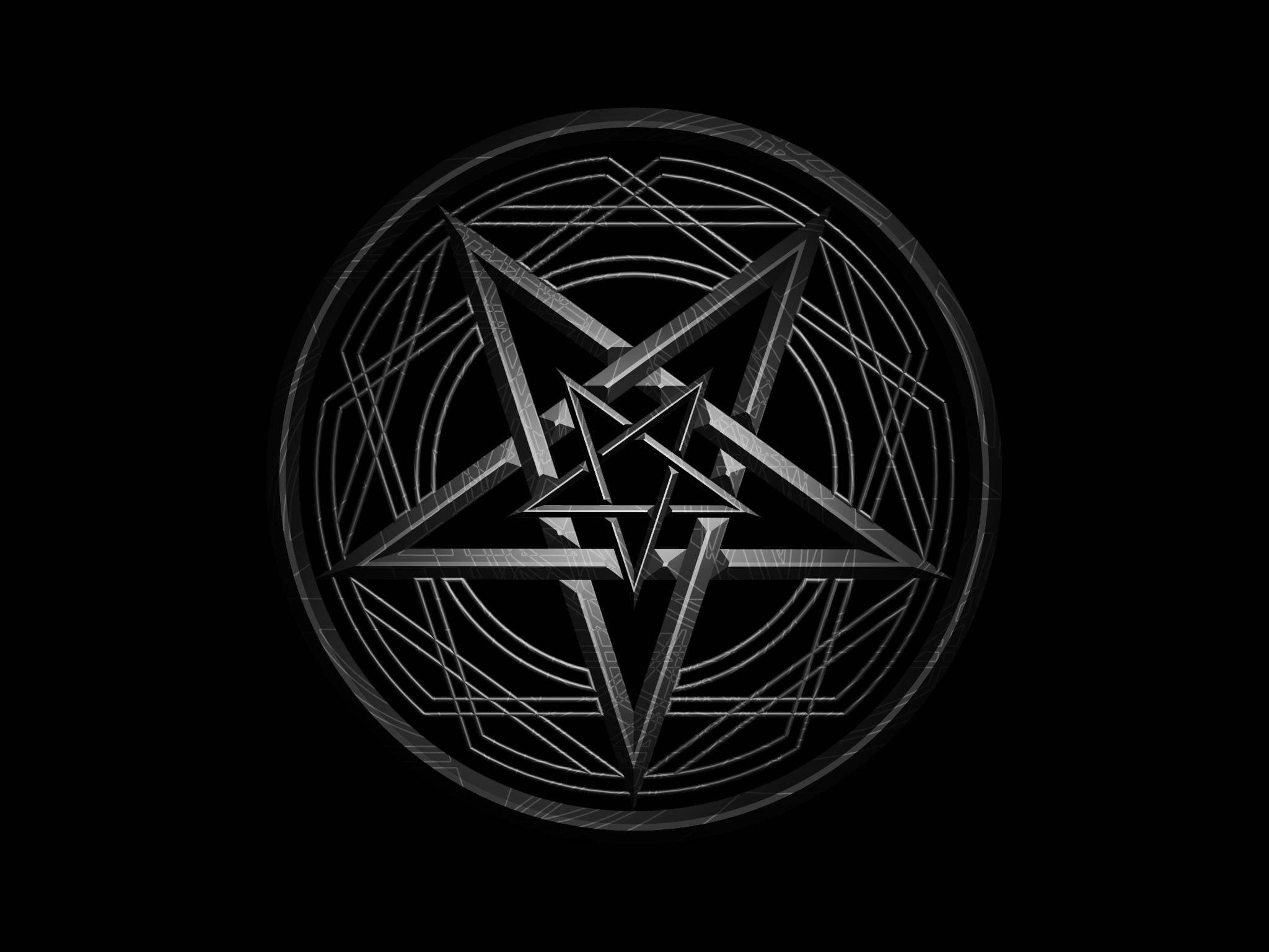 Pentagram 桌布 壁紙 — 一個金屬質感的五角星，帶有複雜的幾何線條，在純黑背景上從中心向外輻射。