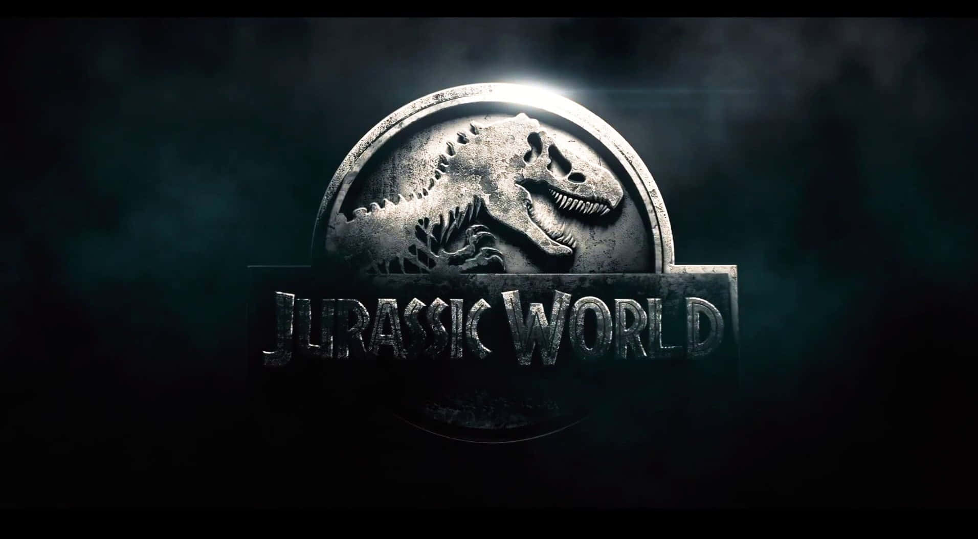 Jurassic World 桌布 壁紙 — 一個金屬質感的侏羅紀世界標誌，在黑暗煙霧背景上，於咆哮的暴龍頭上方發出明亮的光芒。