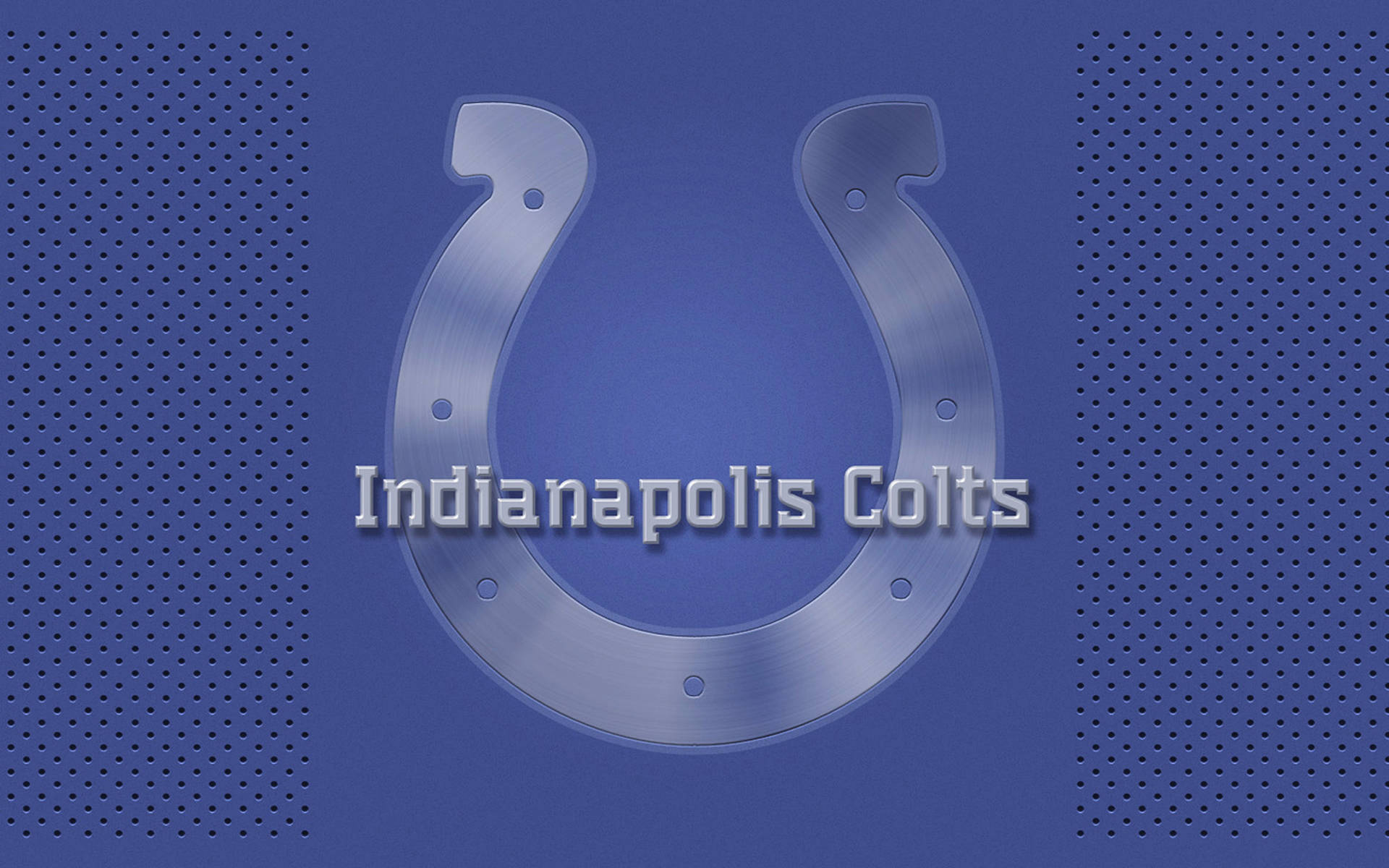 NFL 桌布 壁紙 — 一個金屬質感的印第安納波利斯小馬隊馬蹄鐵標誌在帶有紋理的藍色穿孔背景上閃耀。
