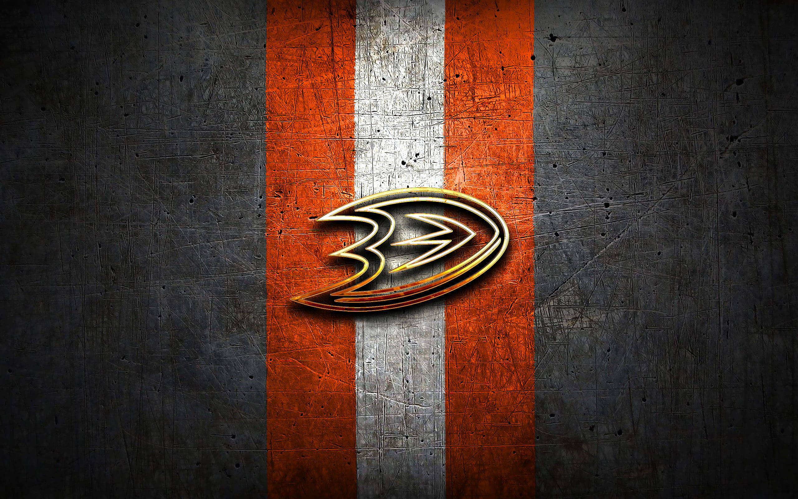 ducks 桌布 壁紙 — 一個金屬質感的安納罕鴨隊（Anaheim Ducks）標誌在經風化的橙色、銀色和黑色條紋背景上閃耀。