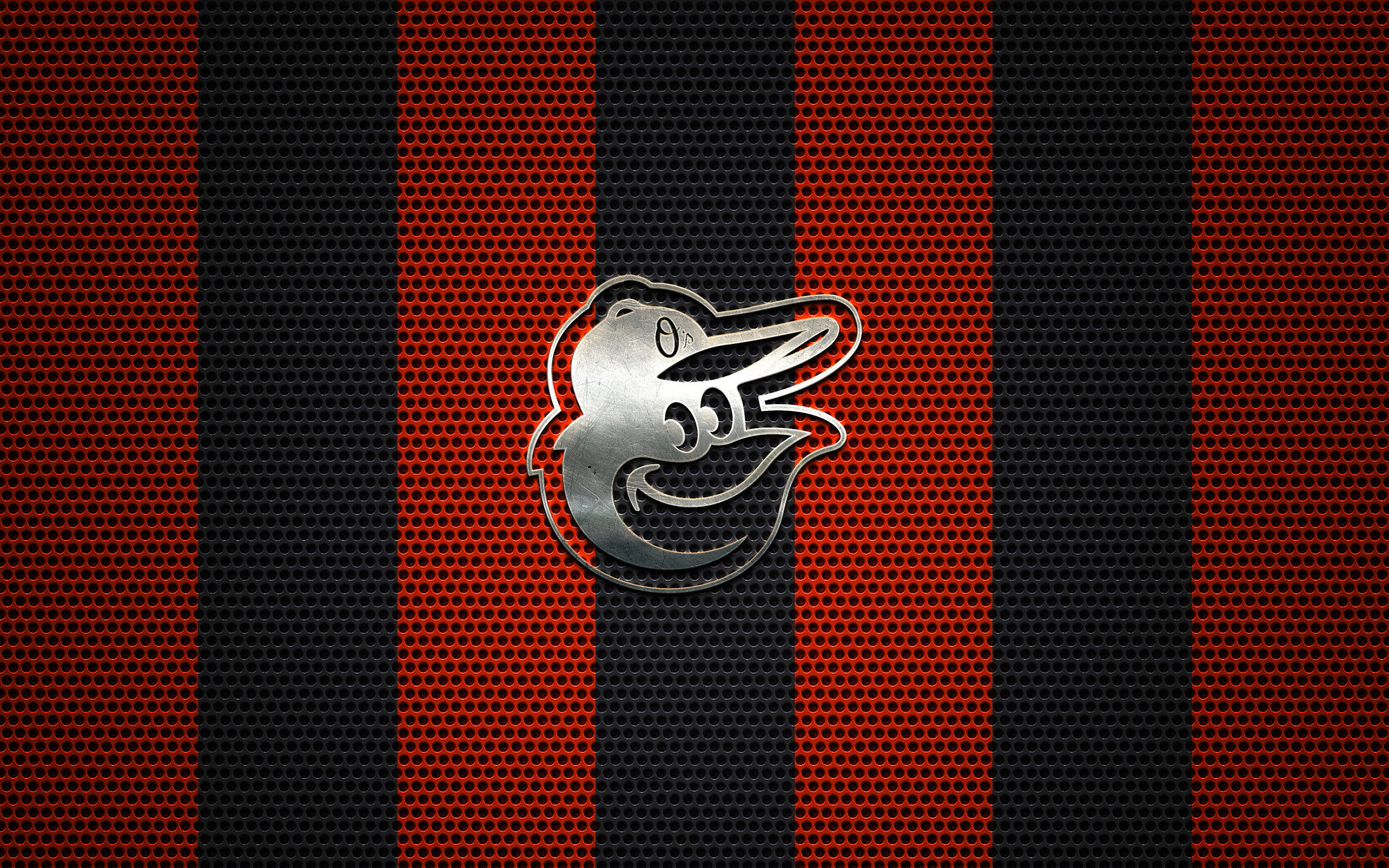 Orioles 桌布 壁紙 — 一個金屬質感的巴爾的摩金鶯隊標誌，居中置於帶有穿孔紋理的醒目紅黑垂直條紋上。