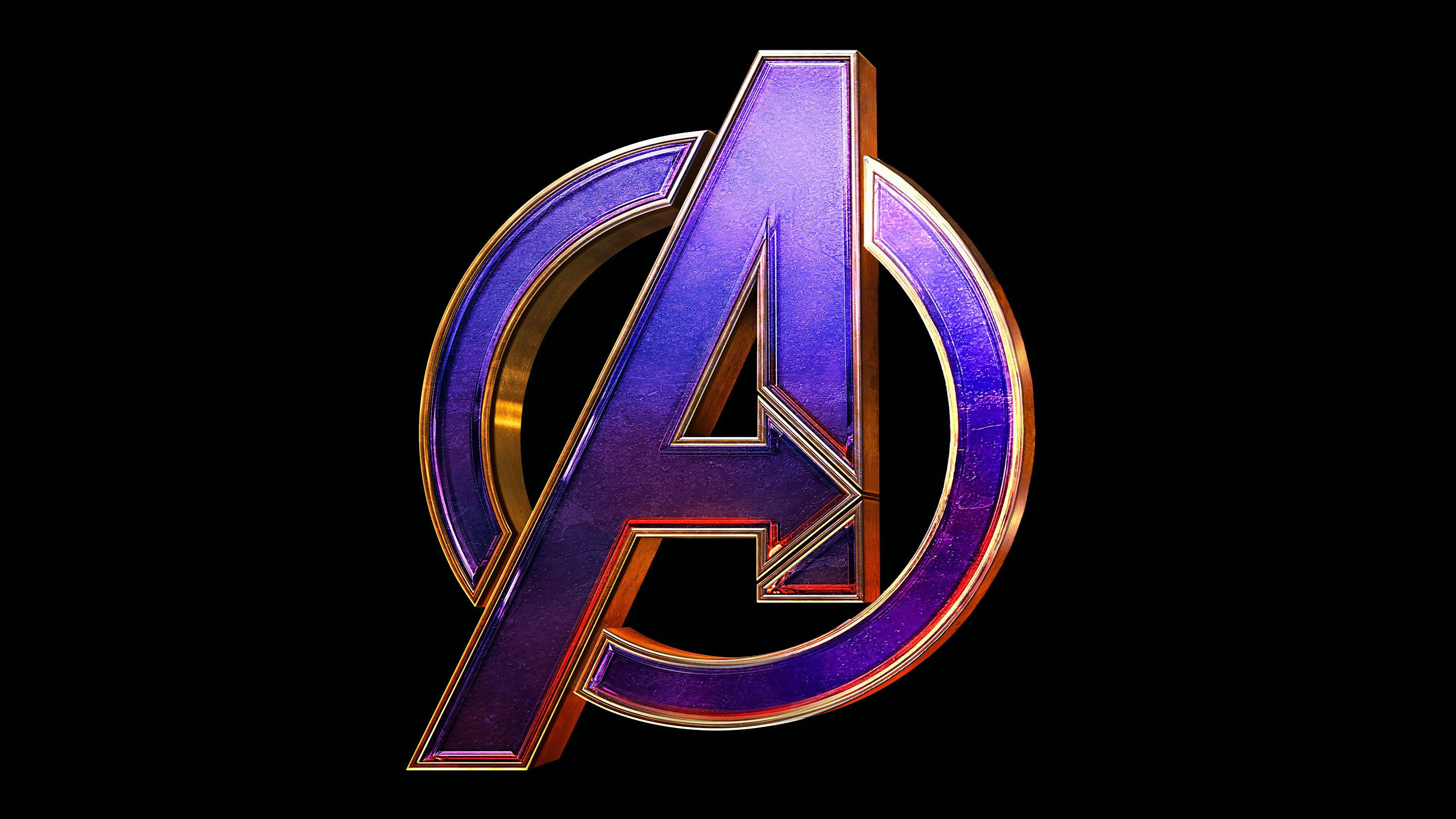 Avengers Logo 桌布 壁紙 — 一個金屬質感的復仇者聯盟標誌，帶有紫色和金色漸變，在黑色背景上發光。