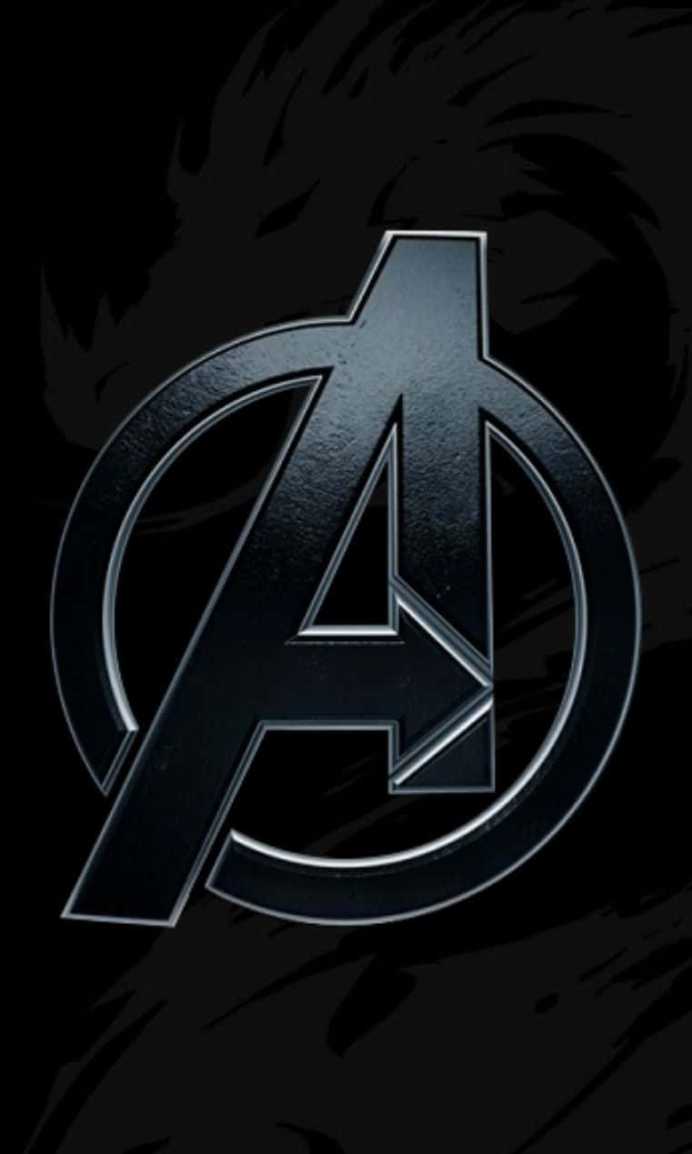Dark Avengers 桌布 壁紙 — 一個金屬質感的復仇者聯盟標誌在深色紋理背景上閃耀著鋒利的邊緣。