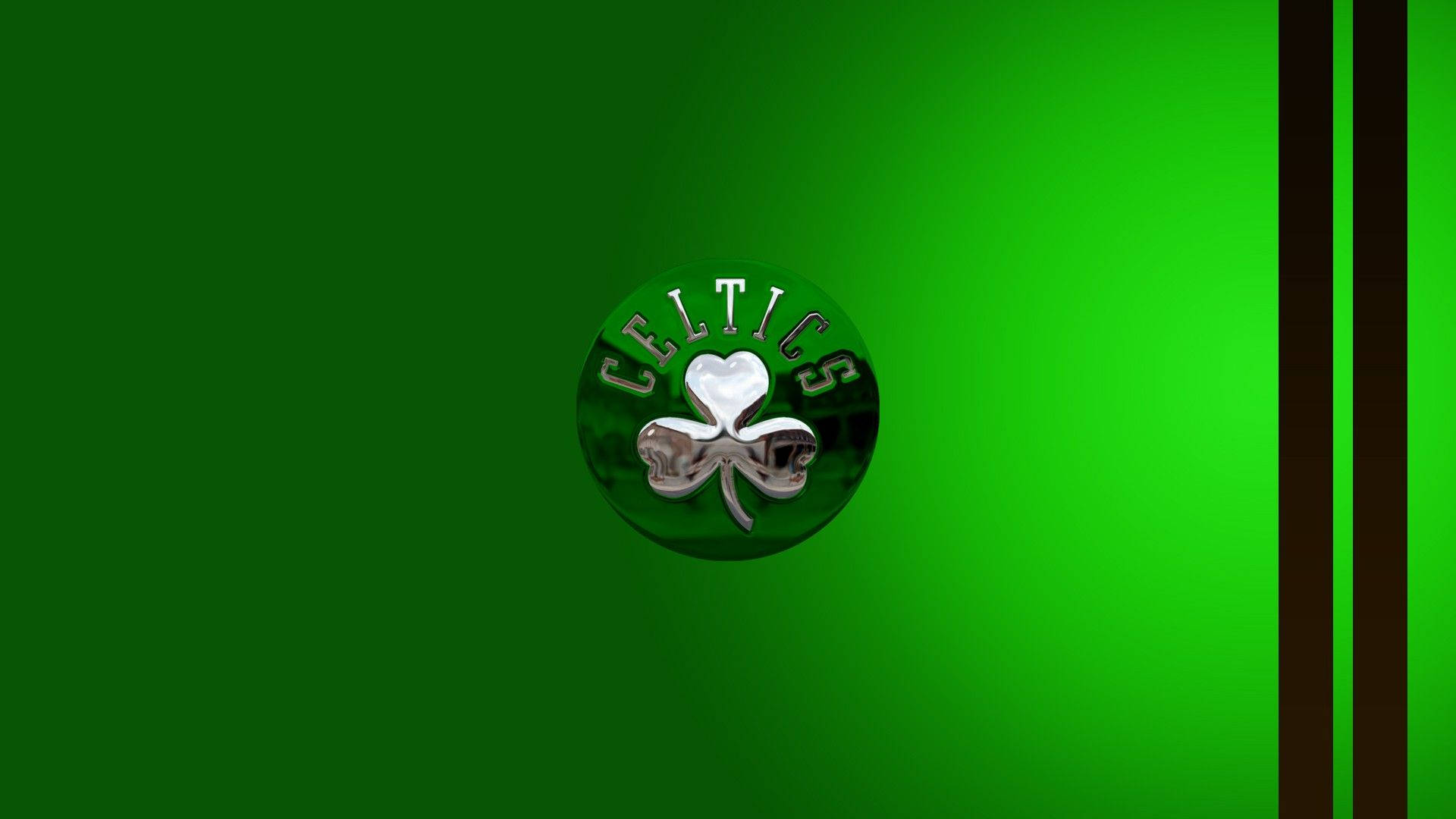 Celtics 桌布 壁紙 — 一個金屬質感的波士頓塞爾提克隊標誌，居中放置在帶有深色垂直條紋的漸變綠色背景上。