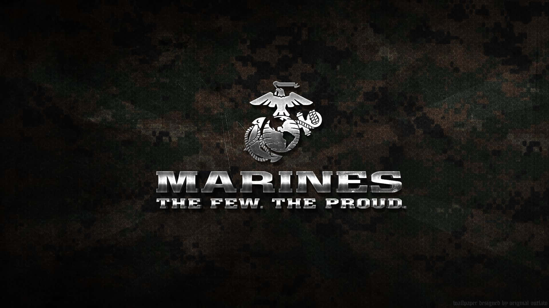 Marine Corps 桌布 壁紙 — 一個金屬質感的美國海軍陸戰隊徽章和標語在深色紋理迷彩背景上發光。