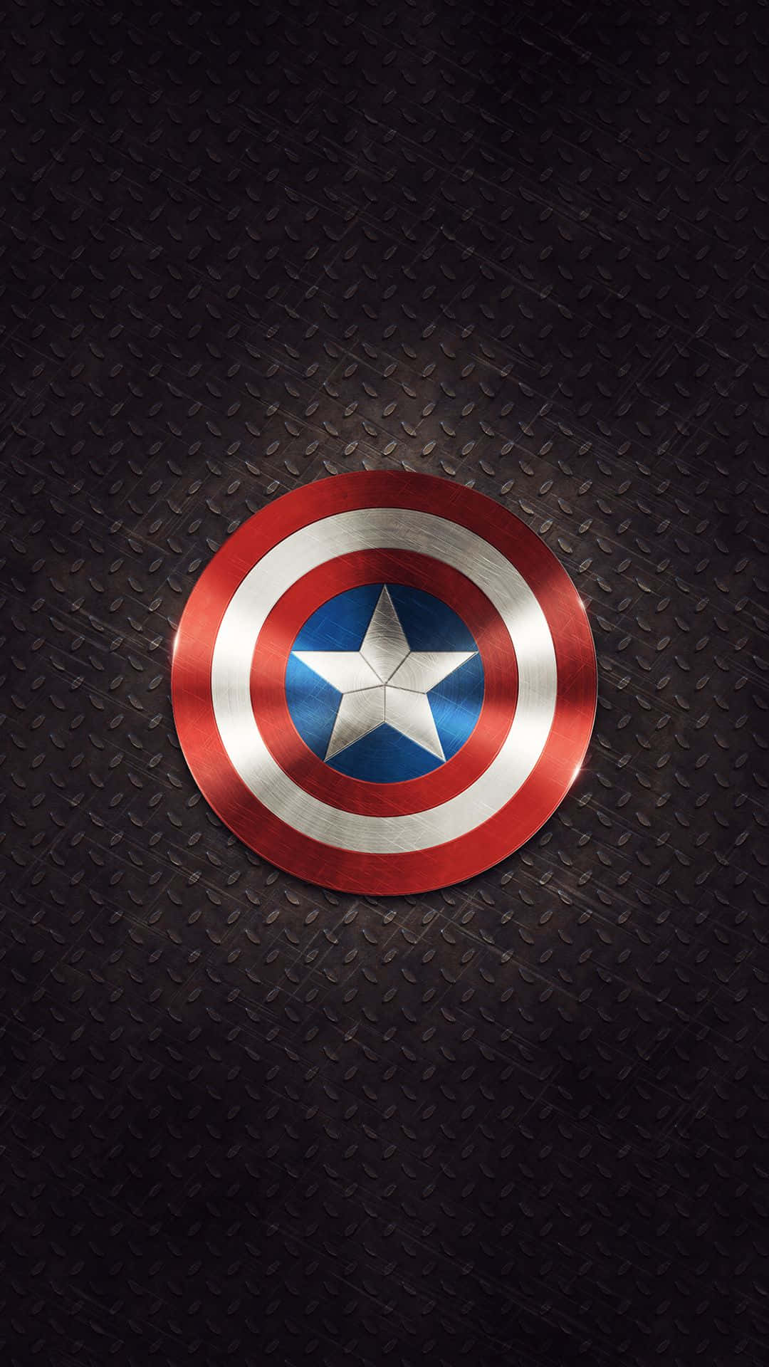 Best Captain America 桌布 壁紙 — 一個金屬質感的美國隊長盾牌，帶有紅、白、藍星形設計，放置在深色紋理金屬表面上。