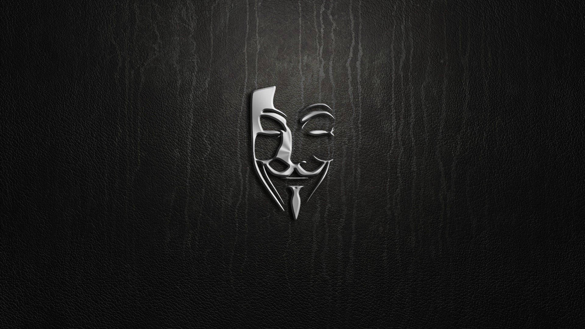 Hacker Full HD 桌布 壁紙 — 一個金屬質感的蓋伊·福克斯面具在帶有微妙垂直條紋的紋理黑色皮革背景上閃耀。