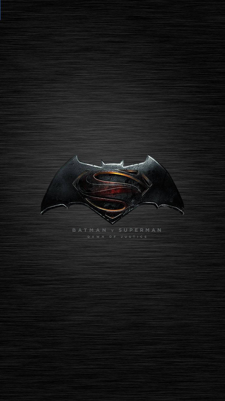 superman symbol iPhone 桌布 壁紙 — 一個金屬質感的蝙蝠俠-超人標誌融合在深色拉絲金屬背景上，下方有電影標題文字。