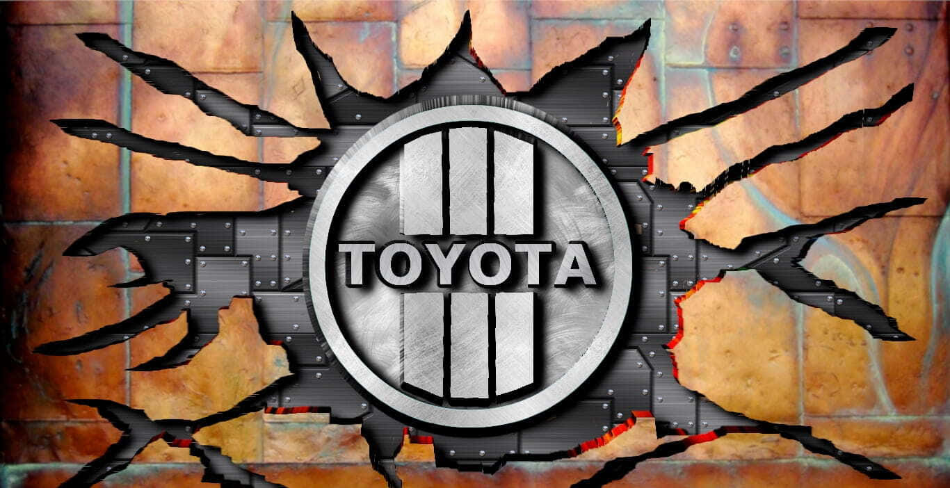 Toyota 桌布 壁紙 — 一個金屬質感的豐田標誌衝破生鏽的金屬牆壁，帶有鋸齒狀裂縫和發光邊緣。