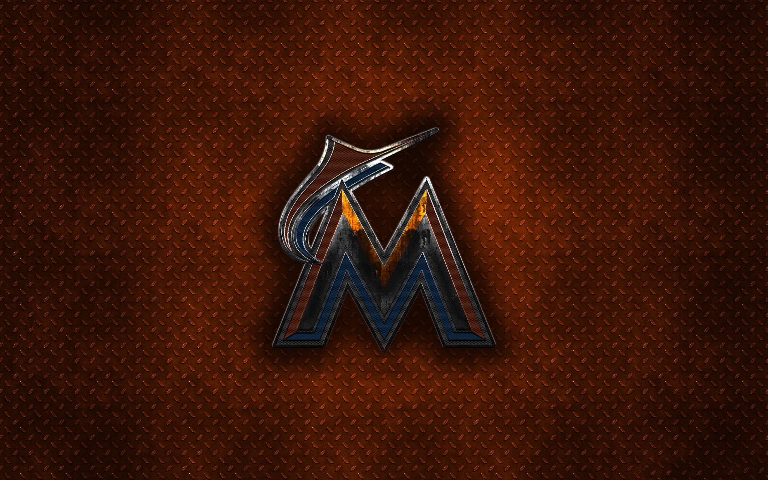 Marlins 桌布 壁紙 — 一個金屬質感的邁阿密馬林魚標誌在帶有紋理的鏽色菱形板背景上閃耀。