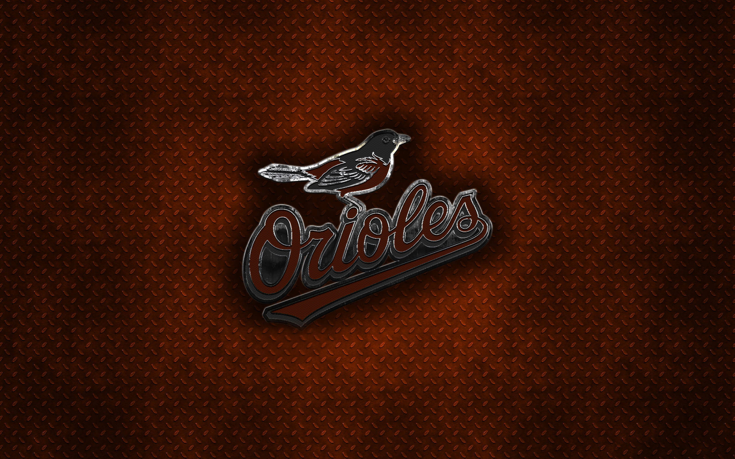 Orioles 桌布 壁紙 — 一個金屬質感的金鶯隊標誌，一隻鳥棲息在草書文字上，背景是帶紋理的鏽色菱形板。