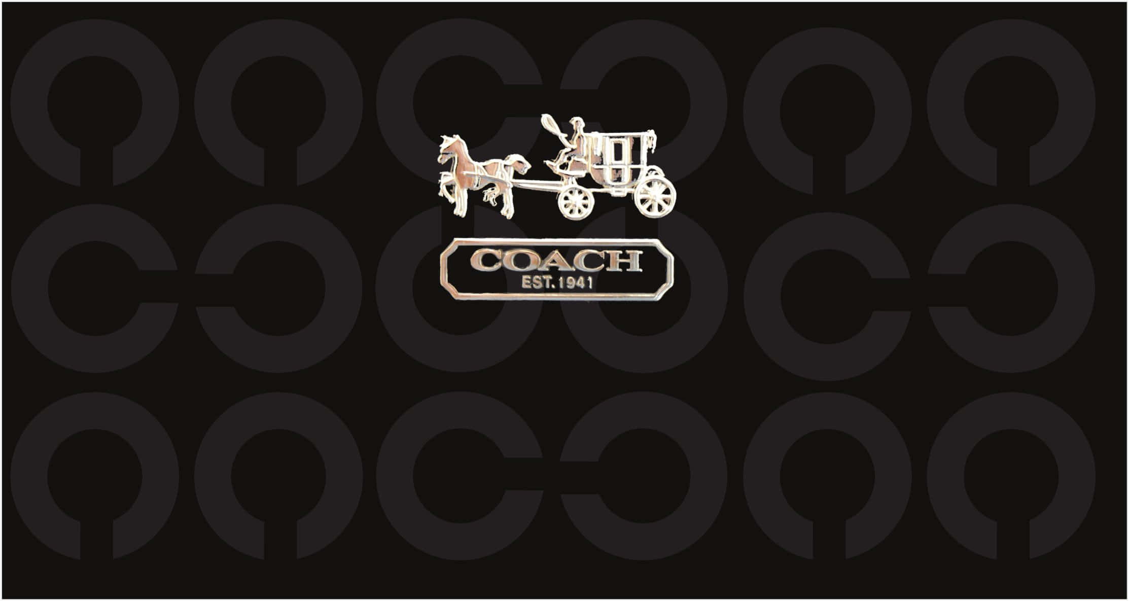 Coach 桌布 壁紙 — 一個金屬質感的馬車標誌，上面有 'COACH EST.1941'，背景為黑色並帶有重複的 C 形圖案。
