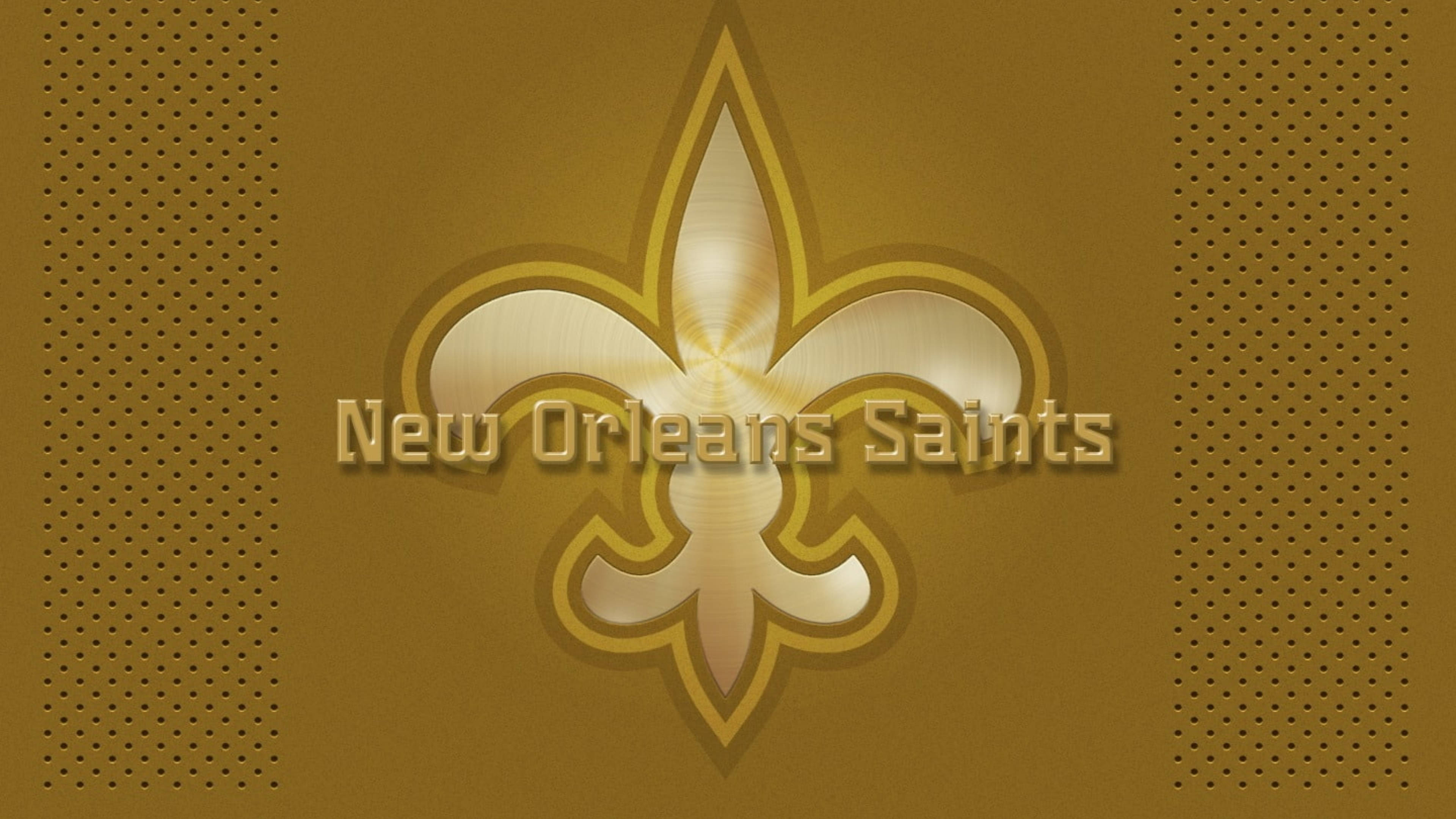 New 桌布 壁紙 — 一個金屬金色鳶尾花標誌，中央有「New Orleans Saints」文字，位於帶有穿孔側面板的紋理金色背景上。