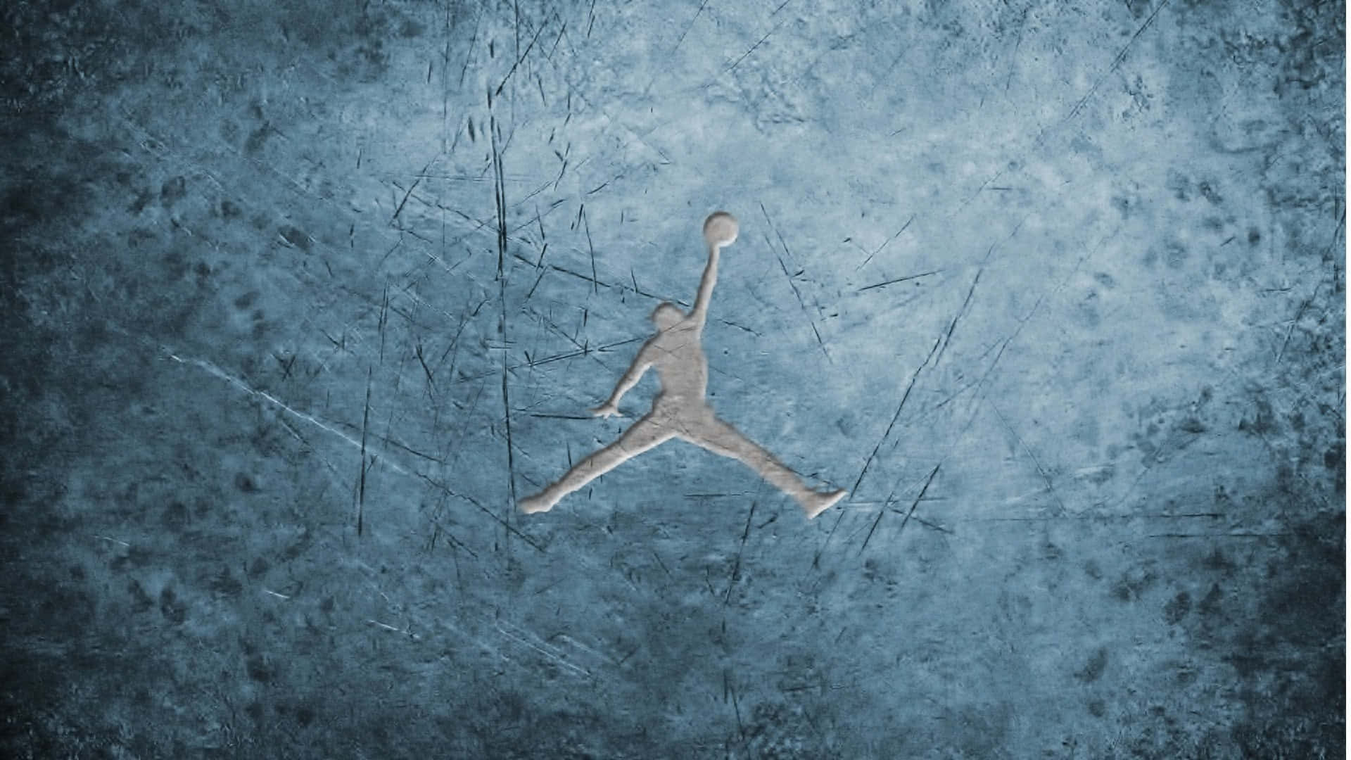 1080p Basketball 桌布 壁紙 — 一個金屬銀色Jordan標誌在帶有刮痕的冰藍色紋理背景上跳躍。