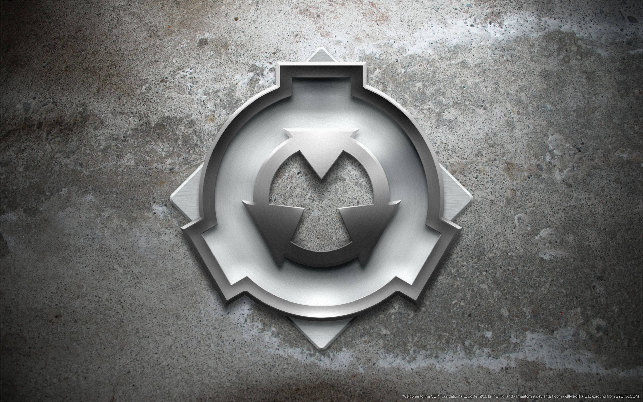 SCP 桌布 壁紙 — 一個金屬銀色的Combine Overwatch標誌嵌入在風化的混凝土牆上，帶有戲劇性的燈光。