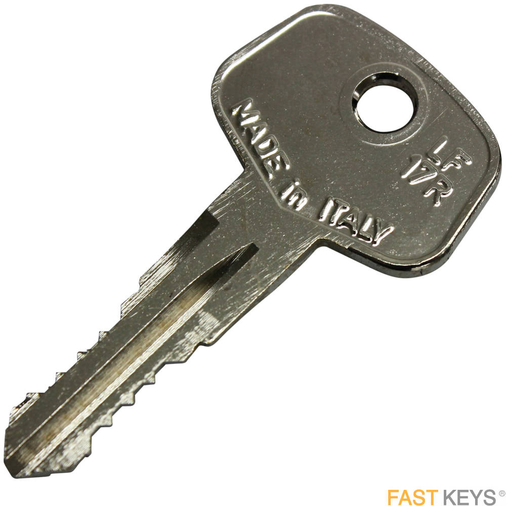 key 桌布 壁紙 — 一個金屬鑰匙的特寫，其頭部刻有 'MADE IN ITALY'，背景為白色。