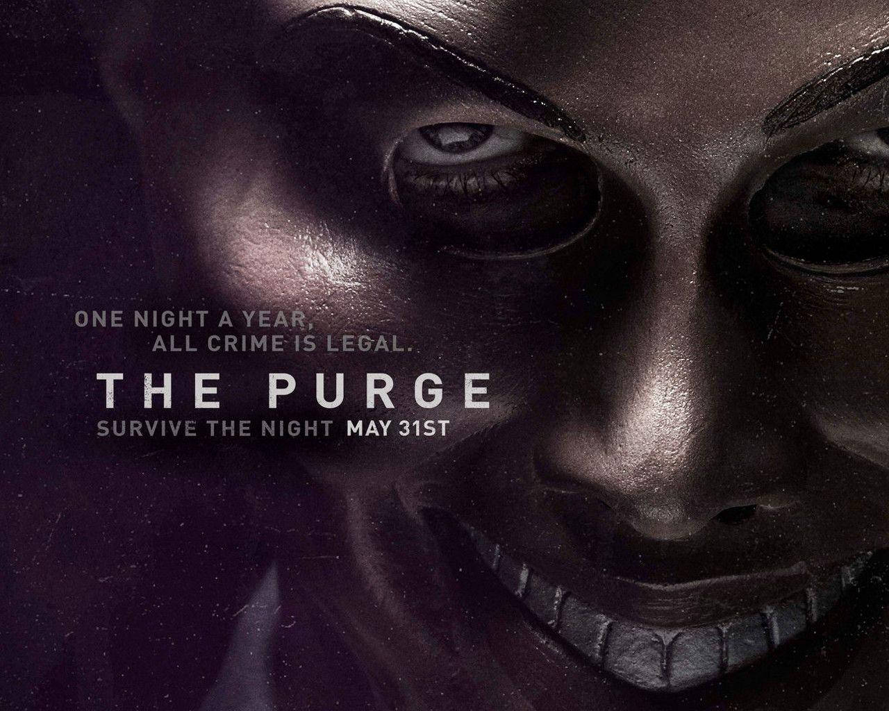 Purge 桌布 壁紙 — 一個金屬面具的特寫，帶有邪惡的笑容和發光的眼睛，背景為深紫色。