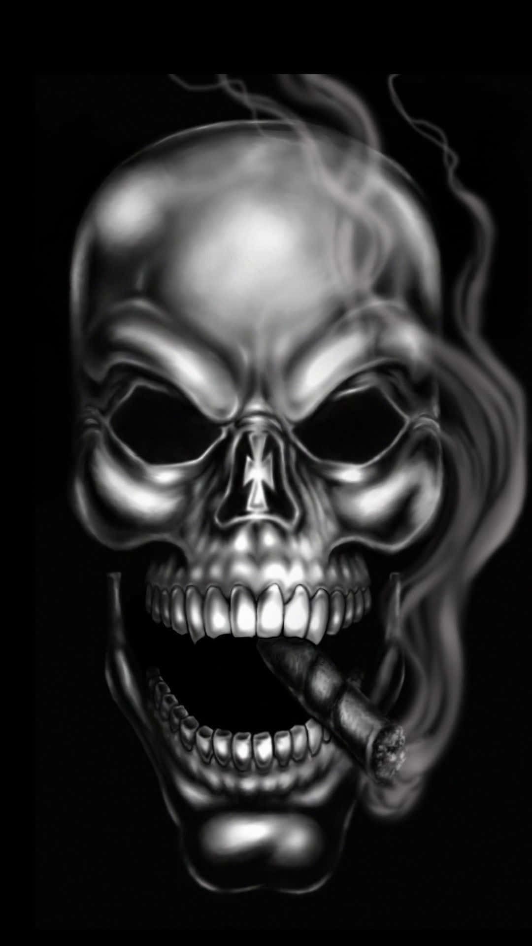 Evil Skull 桌布 壁紙 — 一個金屬骷髏頭，嘴裡叼著一根點燃的雪茄，在黑色背景上吐煙。