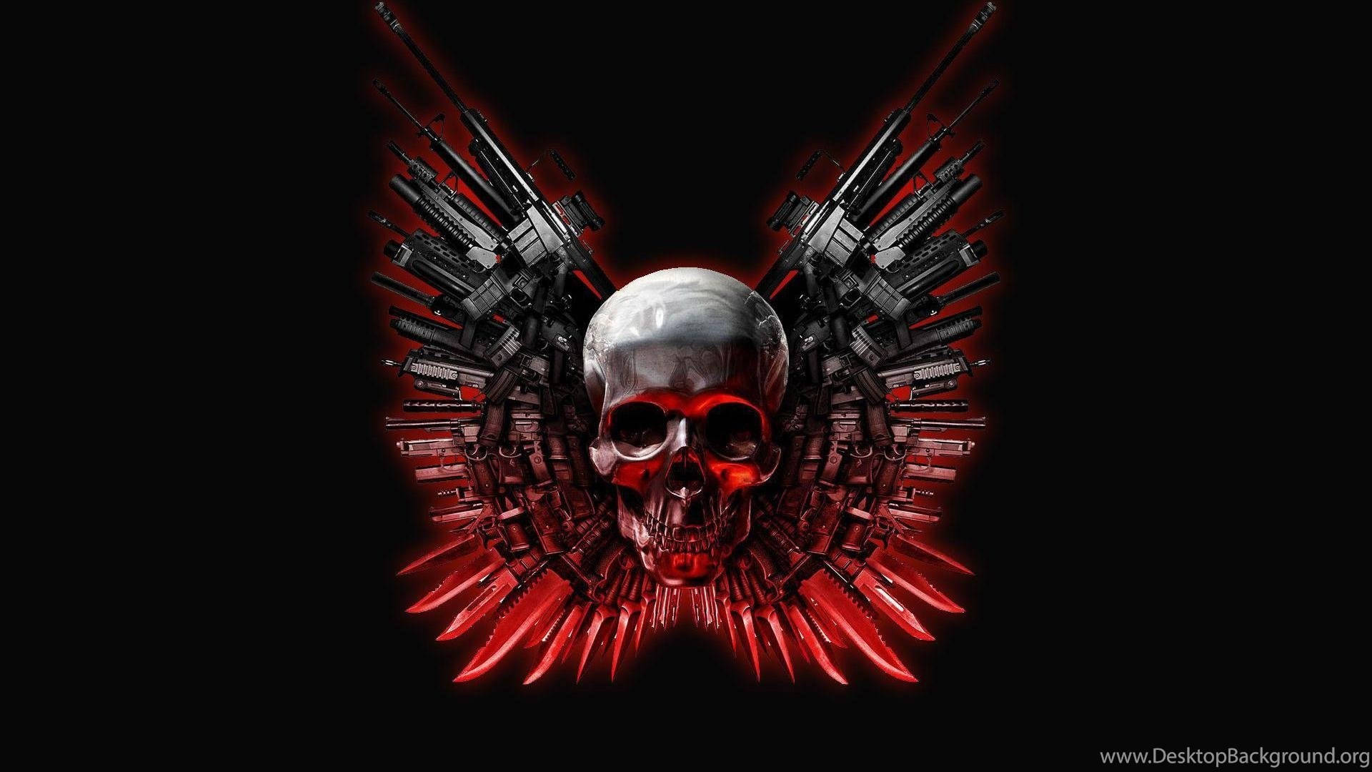Red Skull 桌布 壁紙 — 一個金屬骷髏頭，帶有發光的紅色眼睛，兩側是由步槍和刀片製成的翅膀，背景為黑色。