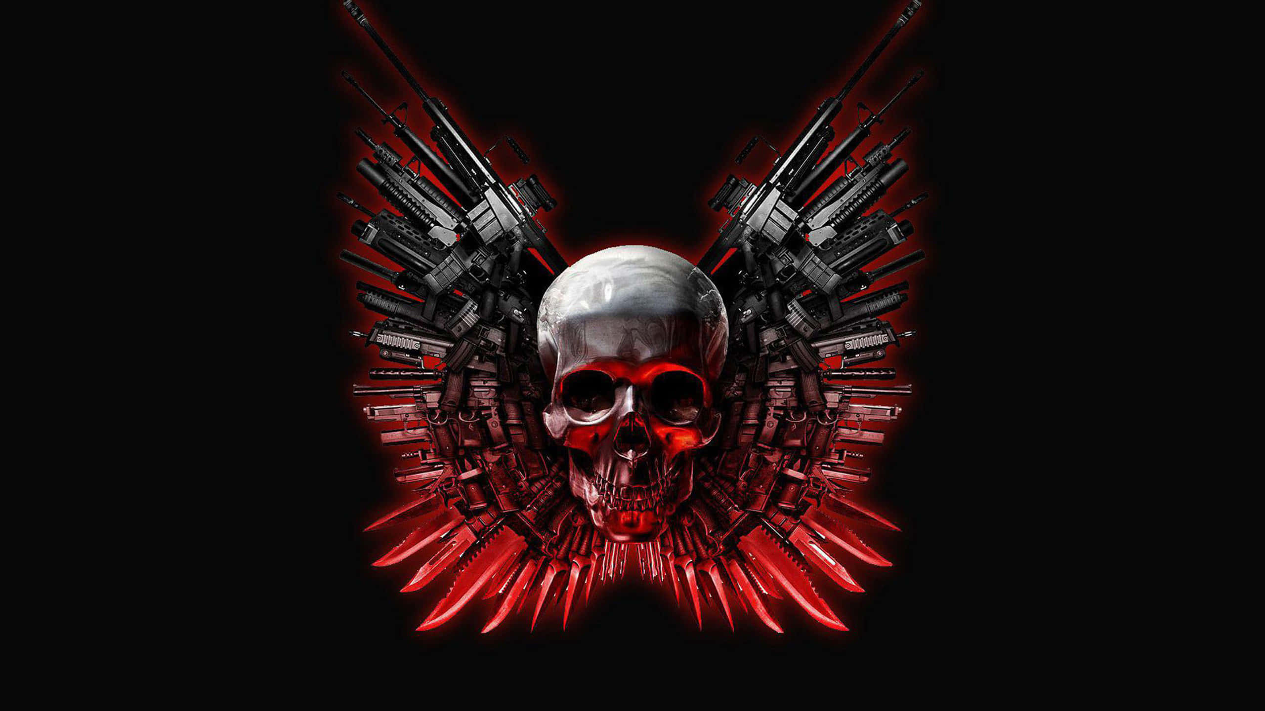 Cool Skull 桌布 壁紙 — 一個金屬骷髏頭，帶有發光的紅色眼睛，兩側是由步槍和刀製成的翅膀，背景為黑色。