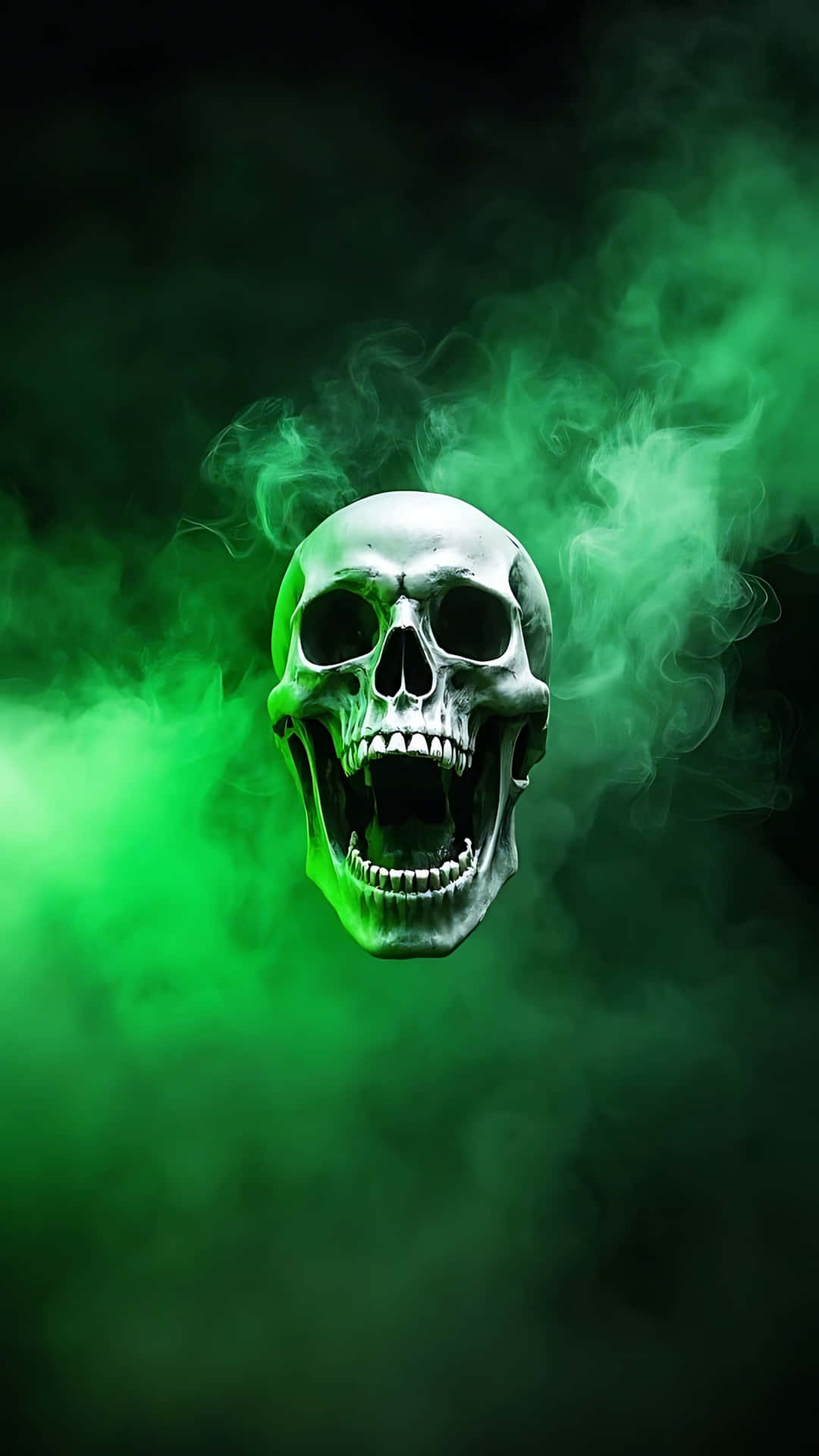 Skull in Green Fog with Fading Screams. skull wallpaper 壁紙 — 一個金屬骷髏頭張開嘴巴，在黑暗背景中漂浮於旋轉的綠色煙霧中。