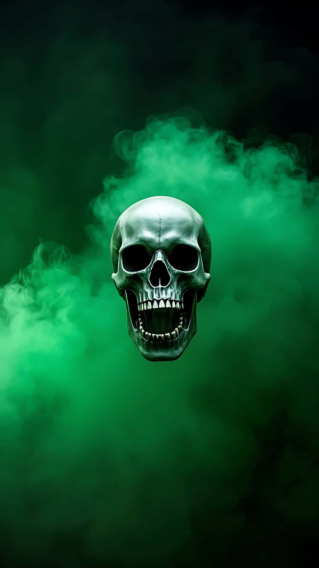 Skull in Green Fog with Fading Screams. skull wallpaper 壁紙 — 一個金屬骷髏頭露出牙齒，在黑暗背景中漂浮於旋轉的綠色煙霧中。