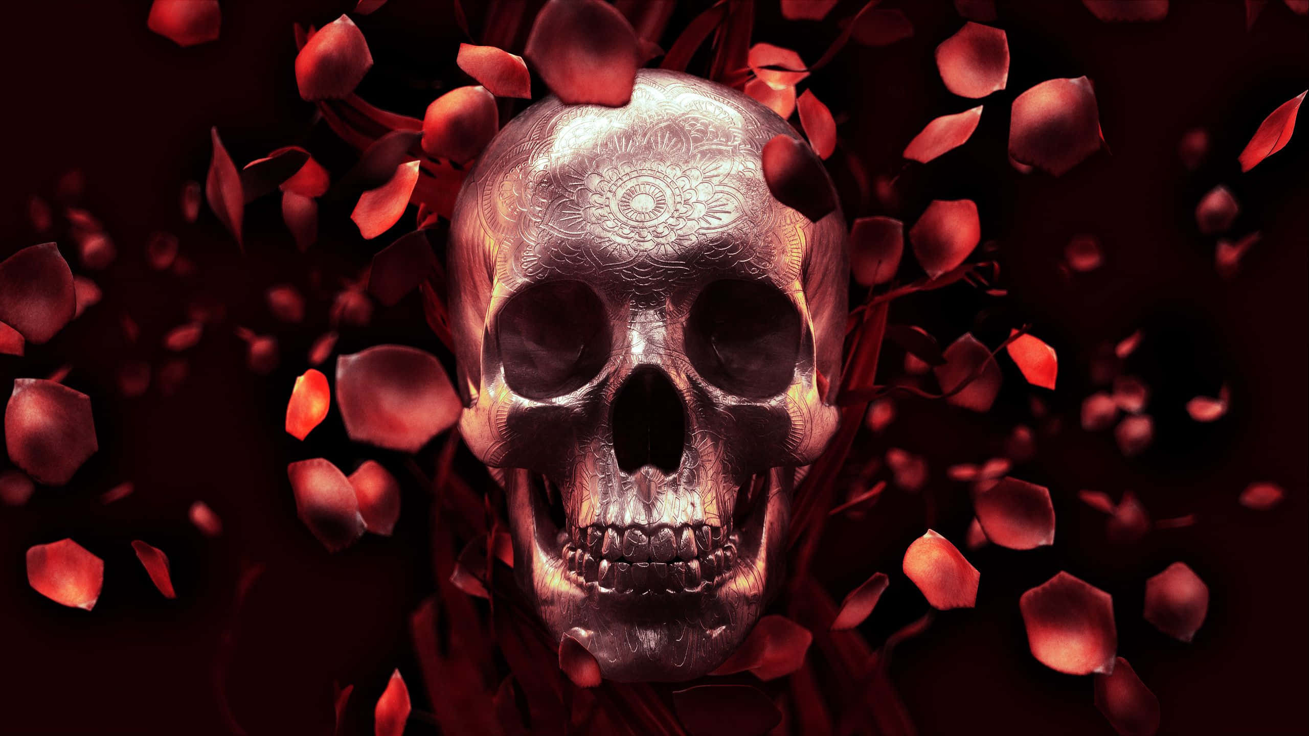 Skulls And Roses 桌布 壁紙 — 一個金屬骷髏頭飾有複雜的花卉圖案，在黑暗背景下被漂浮的紅玫瑰花瓣包圍。