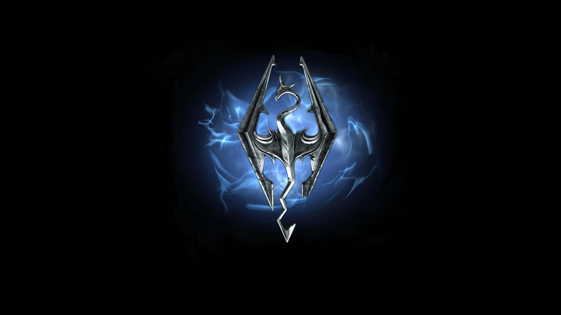 Skyrim Mage 桌布 壁紙 — 一個金屬龍徽章在黑色背景上發出電光藍色的光芒。