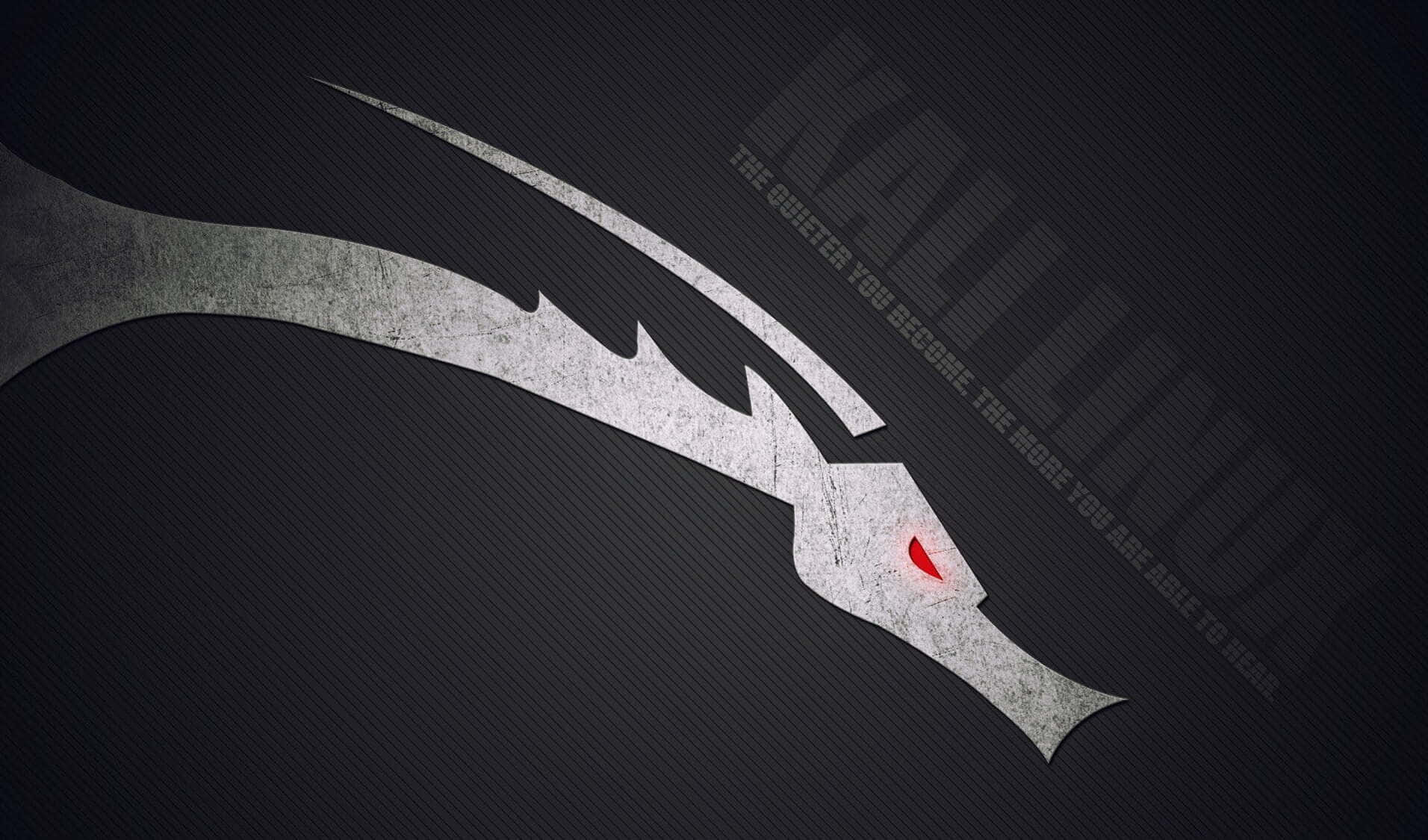 Kali Linux 桌布 壁紙 — 一個金屬龍頭，帶有發光的紅色眼睛，在帶有微弱文字的深色紋理背景上向前凝視。