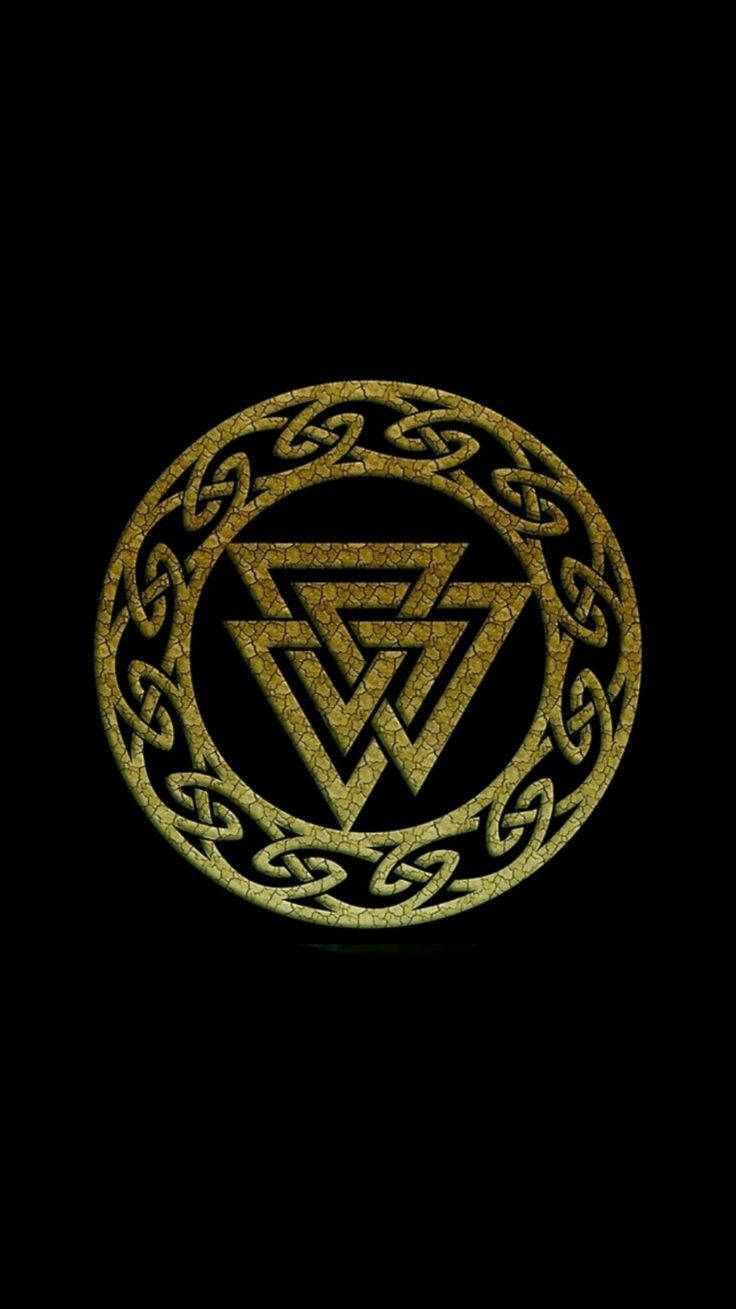 Triskelion 桌布 壁紙 — 一個金色、帶裂紋的凱爾特結符號，中心為三曲線圖，在純黑背景上發光。