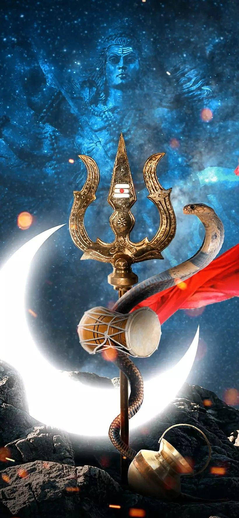 shiva iPhone 桌布 壁紙 — 一個金色三叉戟，上面纏繞著一條蛇和一個鼓，立於發光的彎月前，背景是宇宙藍色星空，帶有神聖面孔。