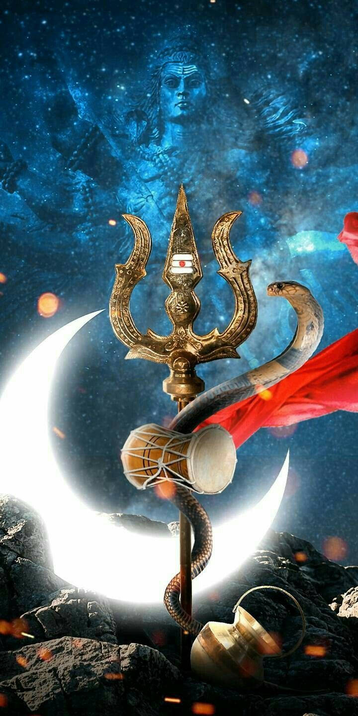 Mahadev 4K HD 桌布 壁紙 — 一個金色三叉戟，上面纏繞著一條蛇和一個鼓，立於一個發光的彎月前，背景是帶有神聖面孔的宇宙藍色星空。