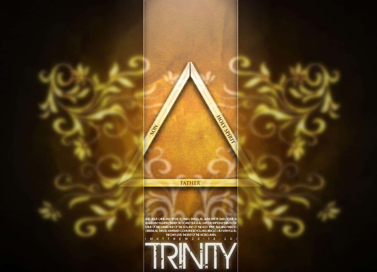 Holy Trinity 桌布 壁紙 — 一個金色三角形，上面刻有「聖父、聖子、聖靈」，在黑暗背景中發光，帶有華麗的漩渦紋飾，下方有「三位一體」文字。