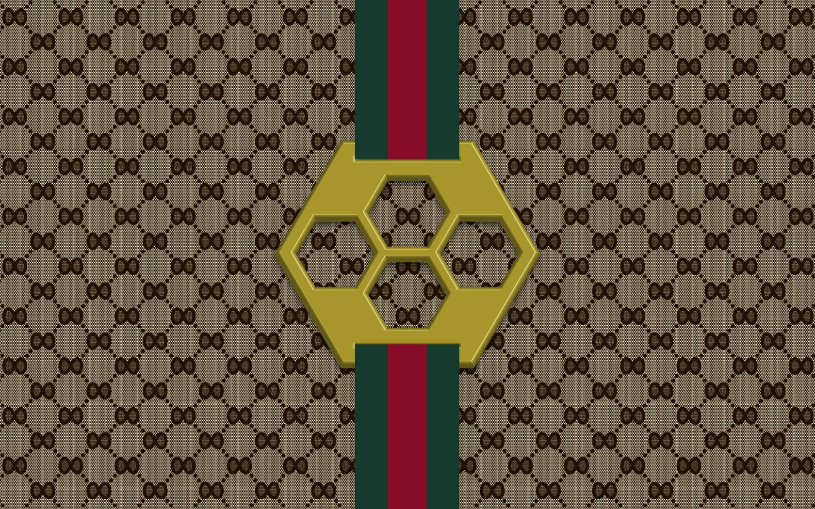 Gucci 桌布 壁紙 — 一個金色六邊形標誌，帶有蜂窩鏤空，居中在棕色GG字母組合圖案上，並有紅色和綠色條紋。