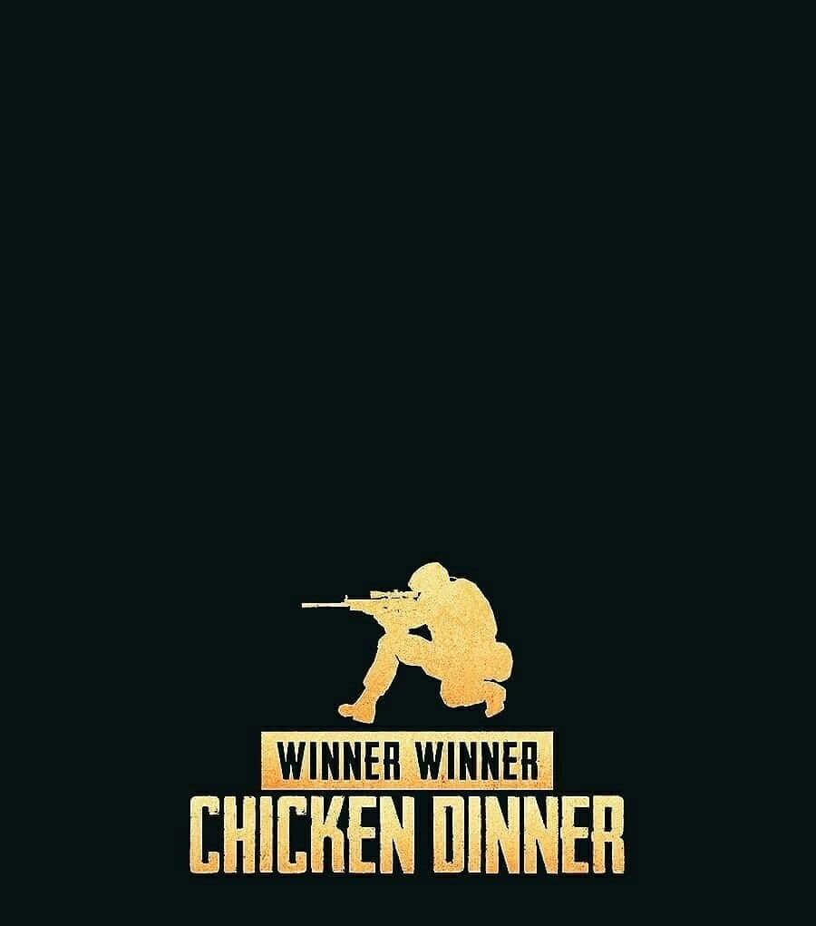 Pubg Logo 桌布 壁紙 — 一個金色剪影，描繪一名蹲伏的士兵瞄準步槍，背景為黑色，並有粗體文字寫著 winner winner chicken dinner。